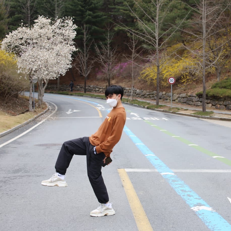 Balenciaga Triple S White 2018 착용 스타일