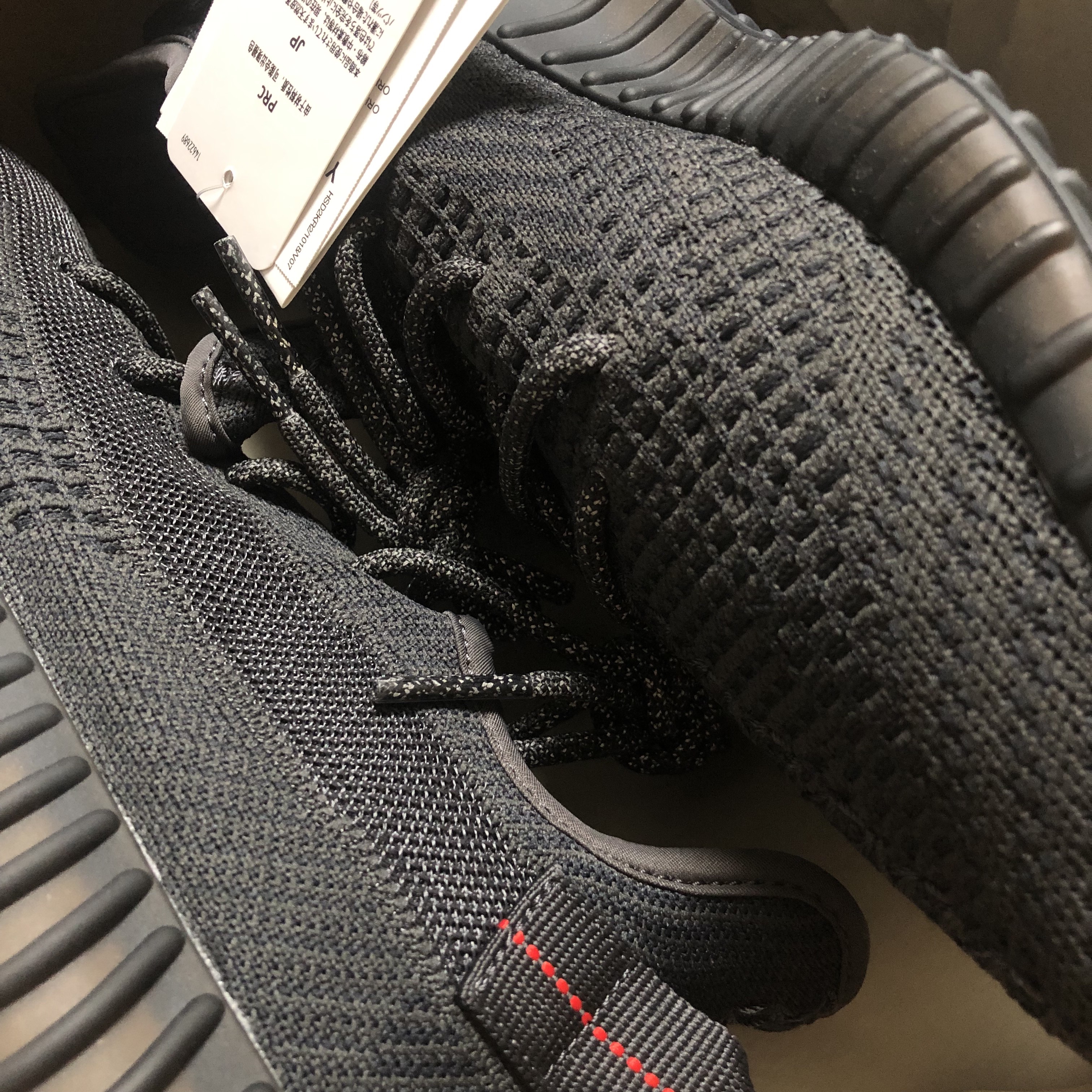 Adidas Yeezy Boost 350 V2 Black - Non-Reflective 착용 스타일