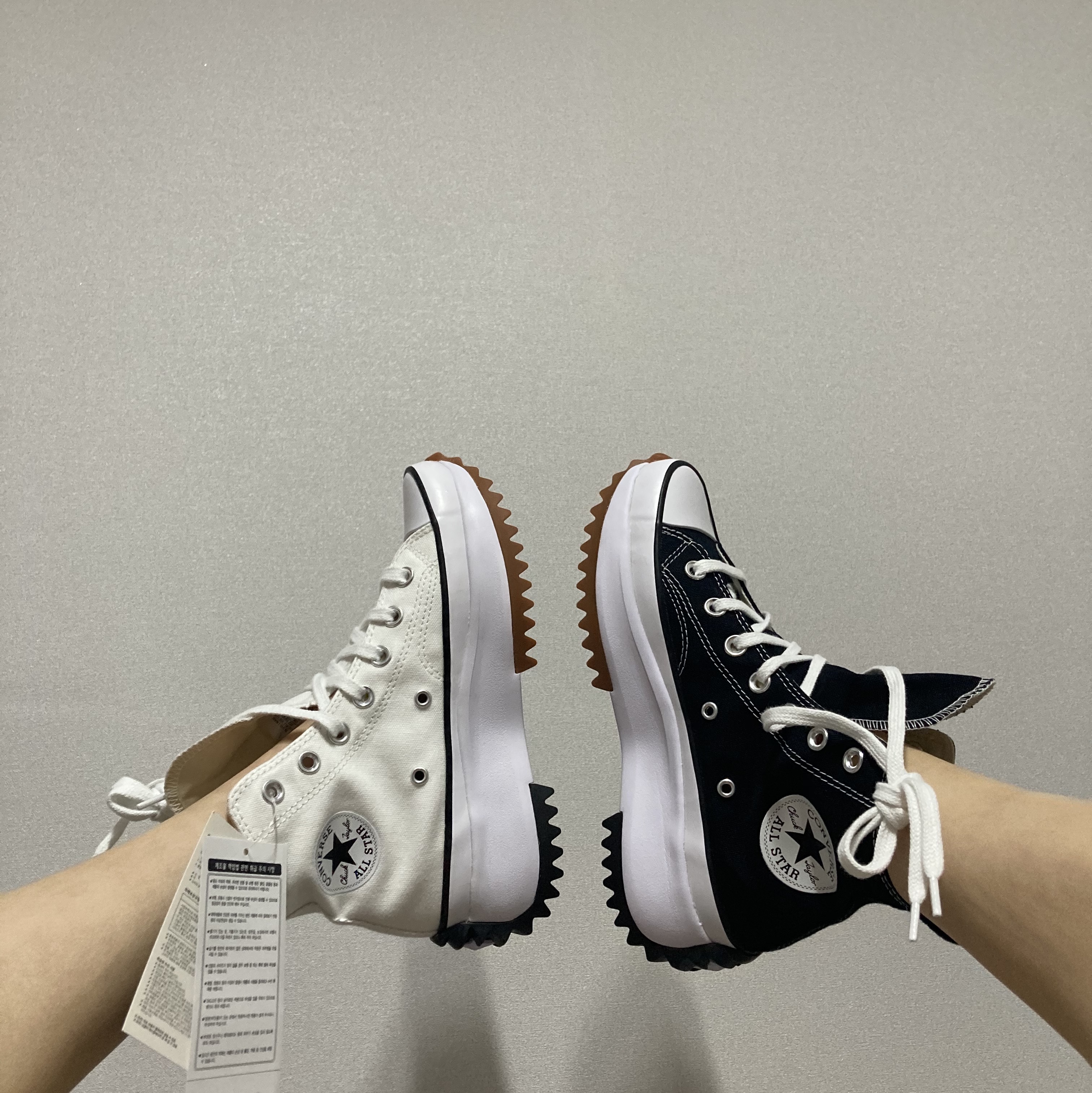 Converse Run Star Hike Hi White Black Gum, Converse Run Star Hike Hi Black White Gum 착용 스타일 - 1