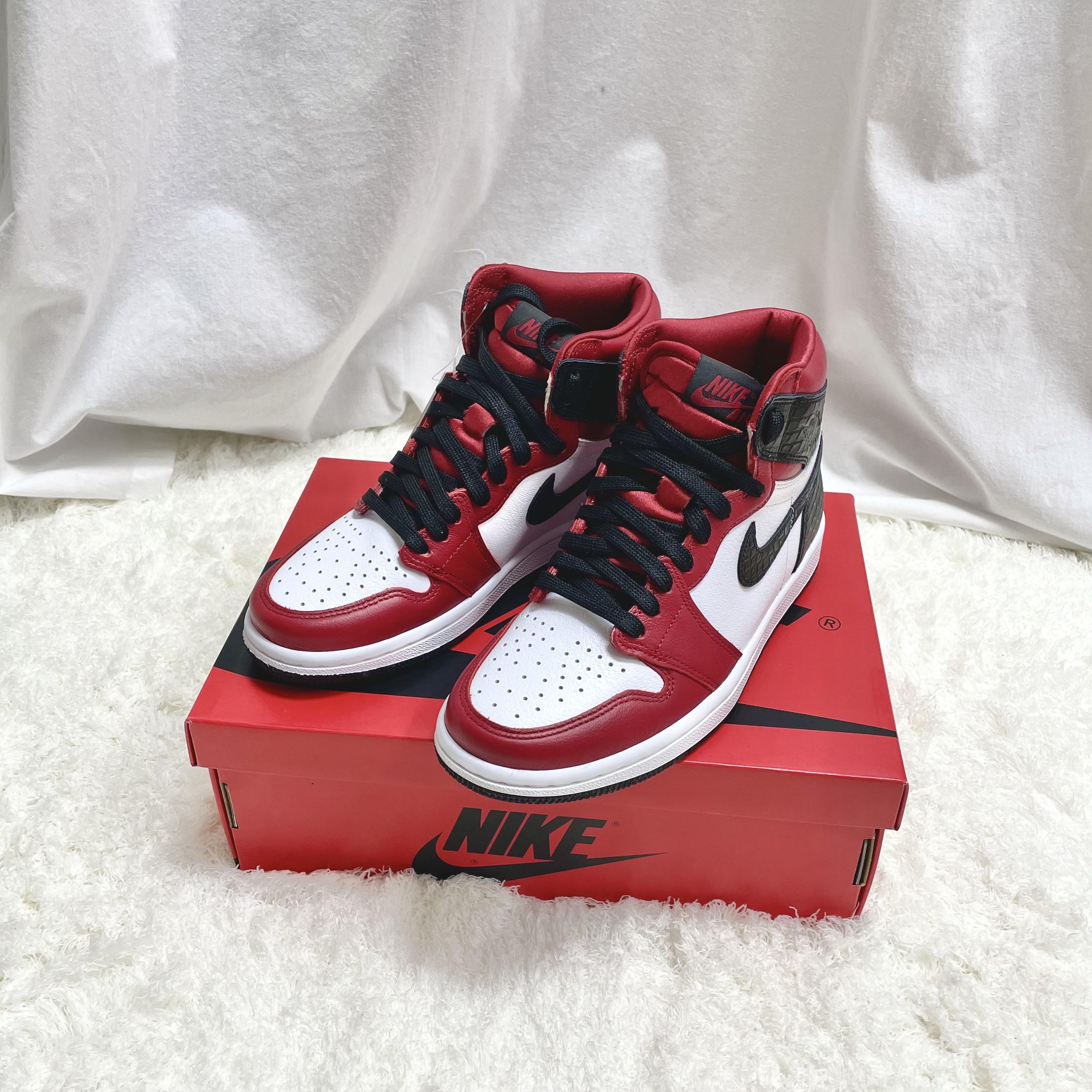 (W) Jordan 1 Retro High Satin Red 착용 스타일 - 2