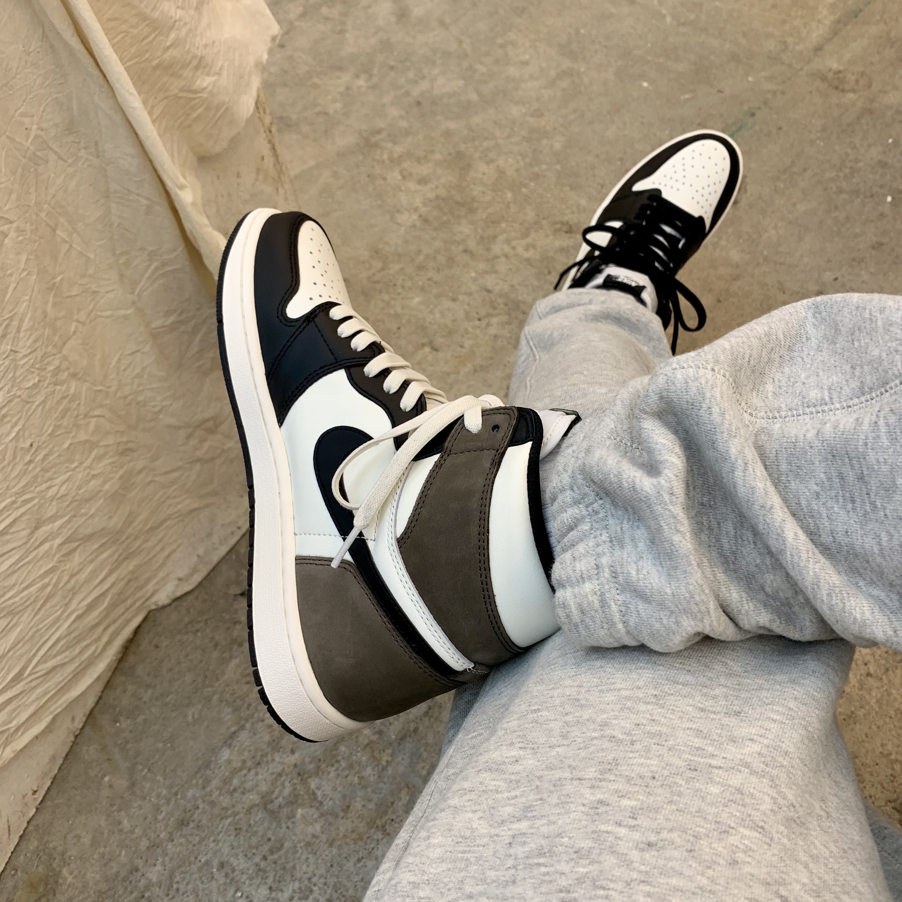 Jordan 1 Retro High OG Black Mocha 착용 스타일
