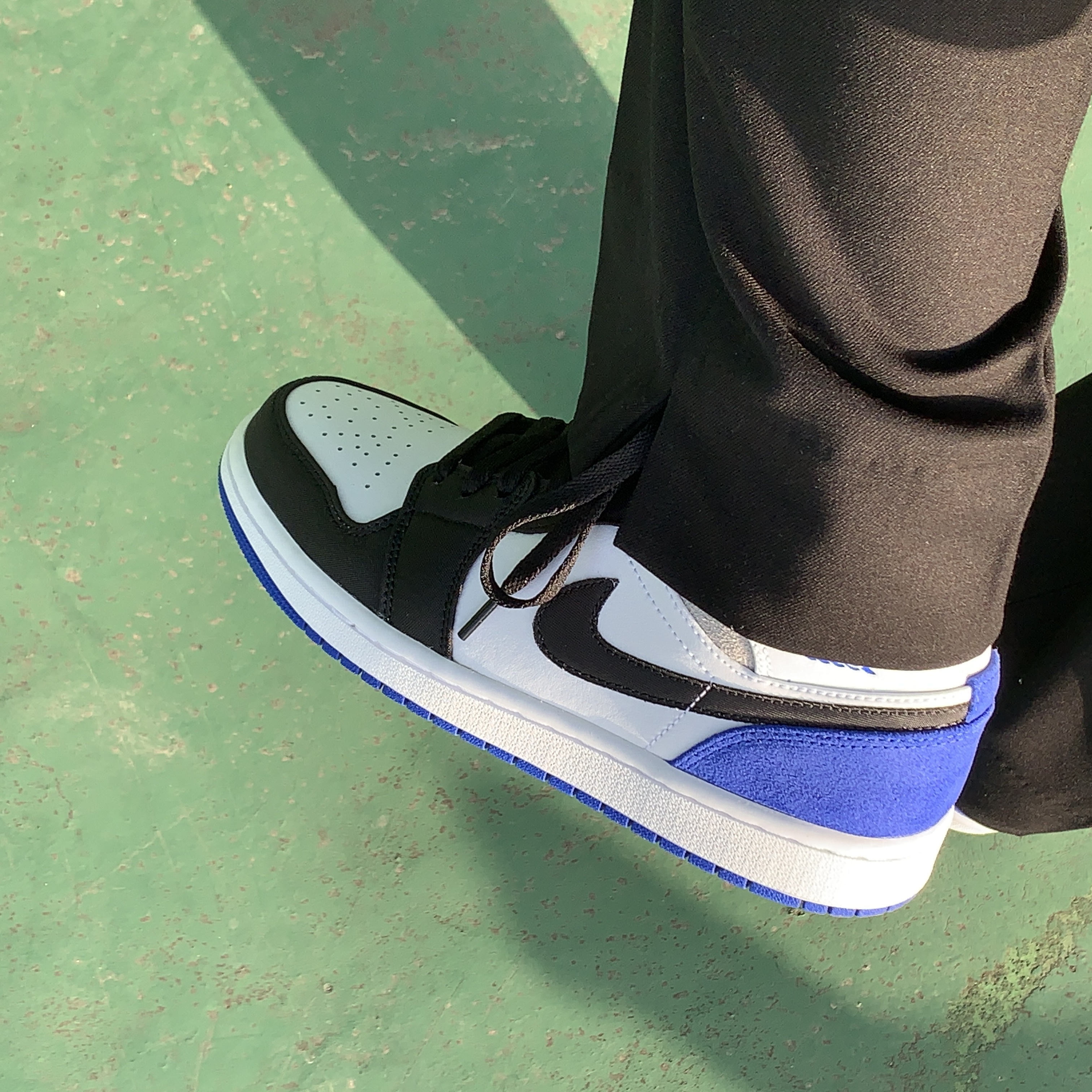 Jordan 1 Mid SE Hyper Royal 착용 스타일 - 2