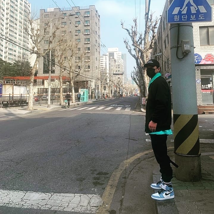 Jordan 1 Retro High OG University Blue, Nike Big Swoosh Full Zip Jacket Hyper Jade Black 착용 스타일