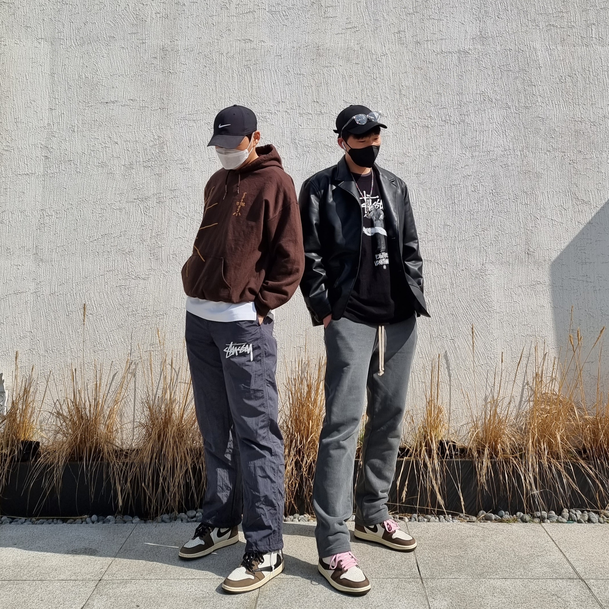 Jordan 1 x Travis Scott Retro High OG SP Mocha, Nike x Stussy Beach Pants Off Noir 착용 스타일