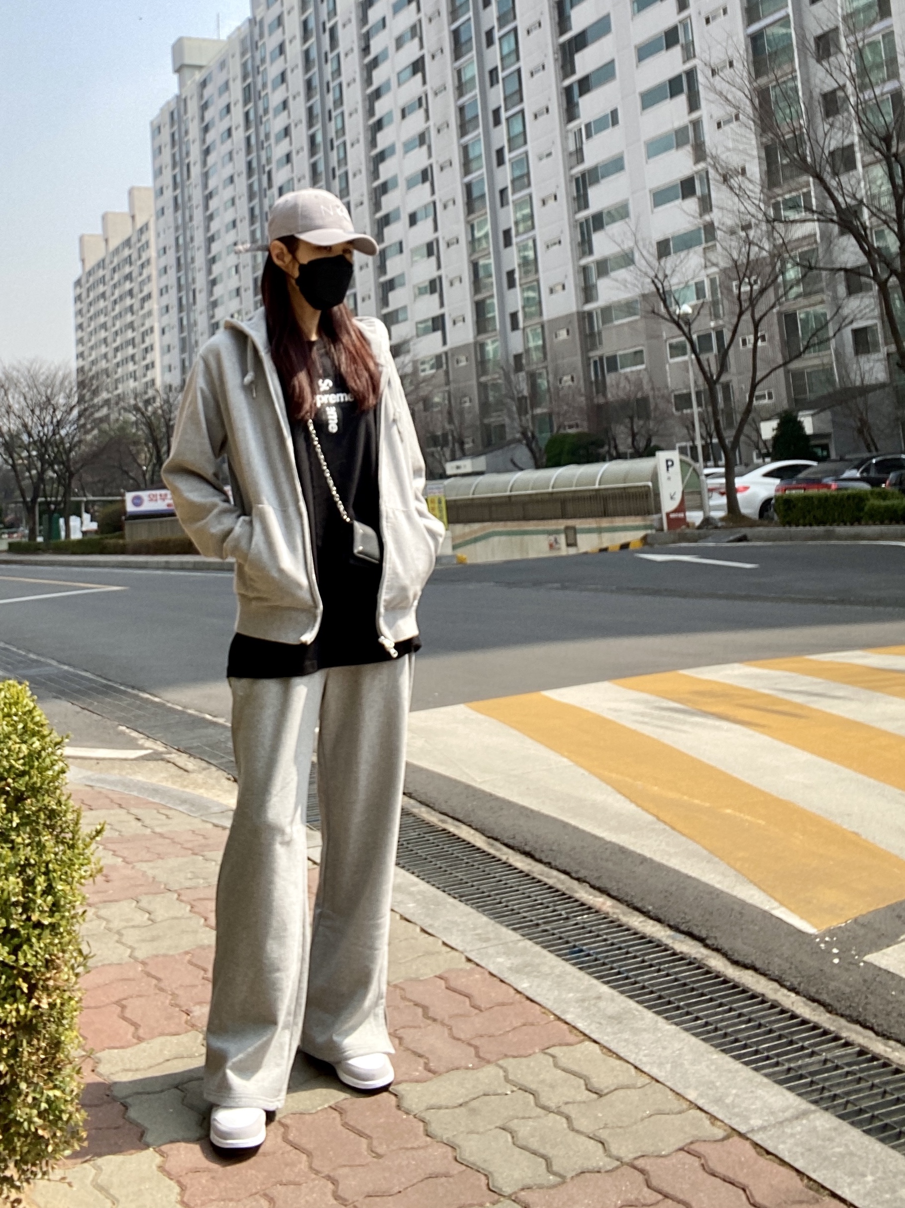 Supreme Cross Box Logo T-Shirt Black - 20FW, Jordan 1 Retro High OG Light Smoke Grey 착용 스타일 - 1