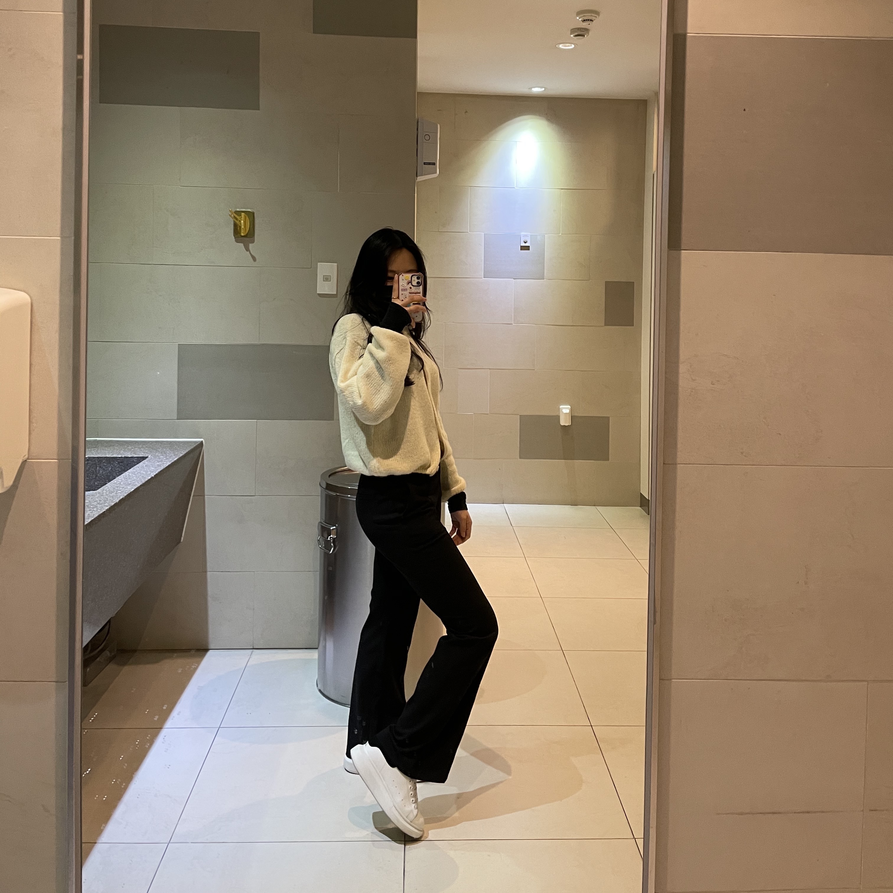 (W) Alexander McQueen Oversized Sneakers White Black 착용 스타일 - 1