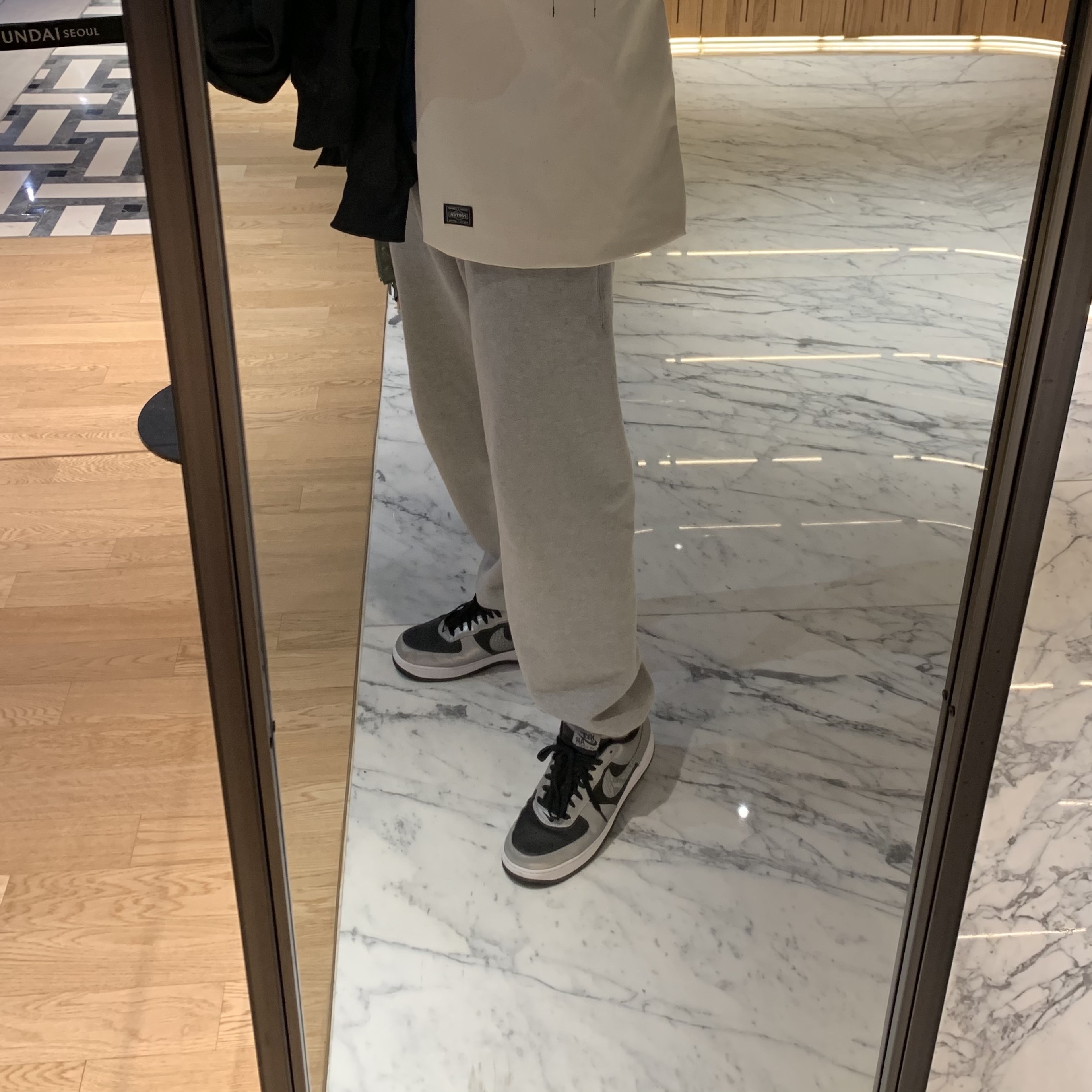 Nike Air Force 1 B Silver Snake 착용 스타일