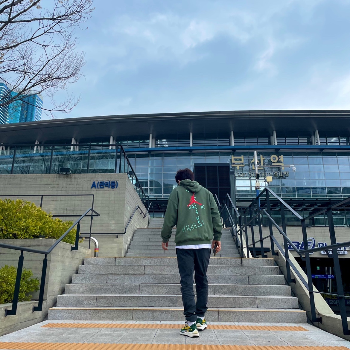 Nike x Sacai VaporWaffle Tour Yellow & Gorge Green Sail, Essentials Track Pants Reflective Black - 20FW 착용 스타일 - 2