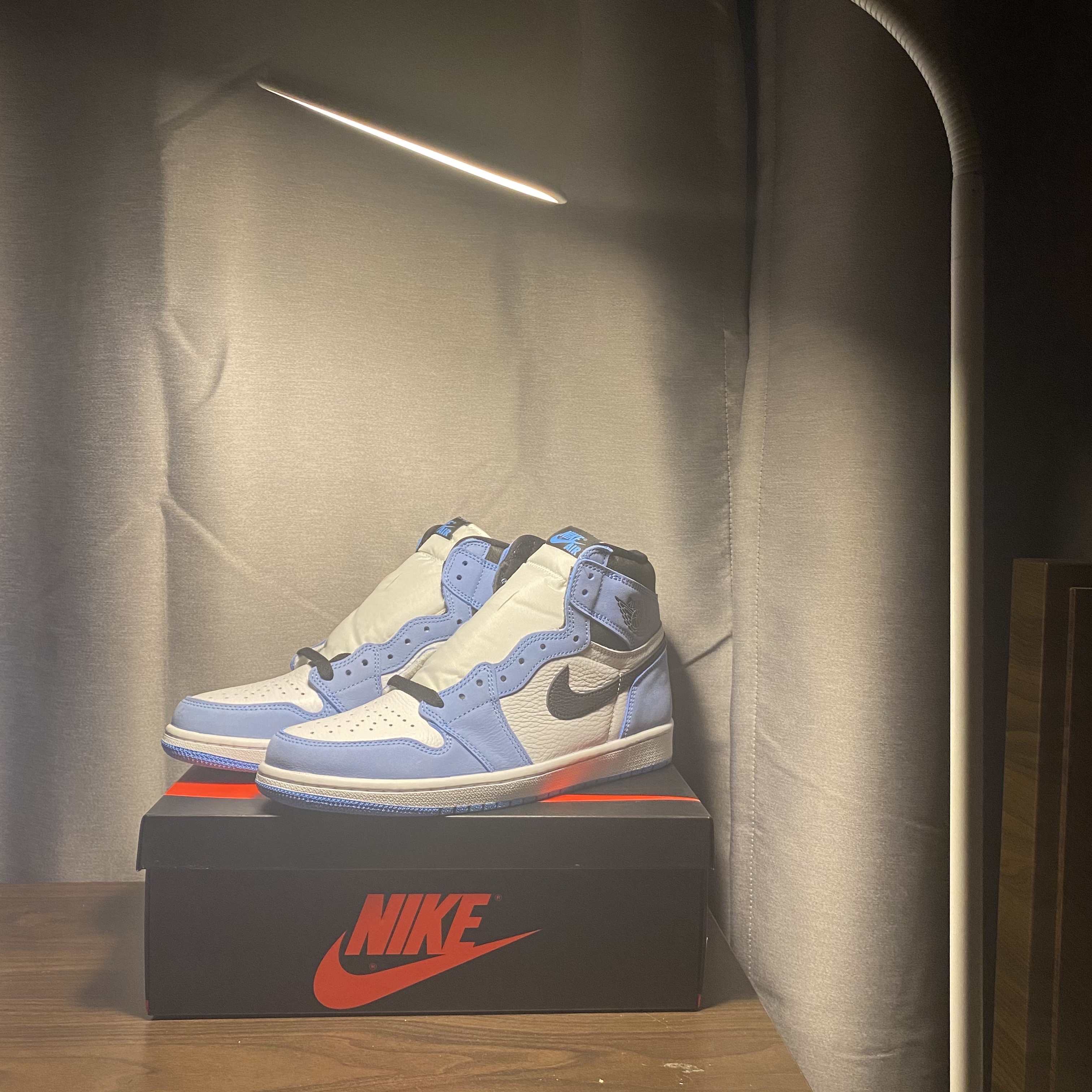 Jordan 1 Retro High OG University Blue 착용 스타일 - 3