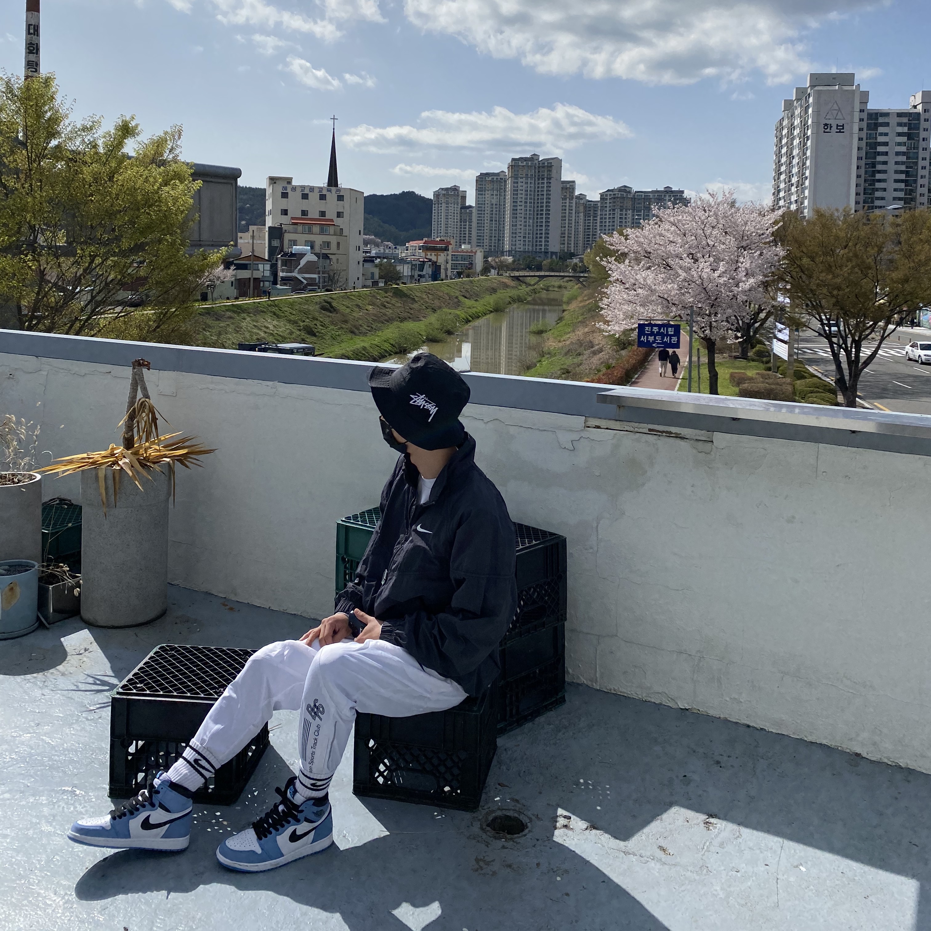 Nike x Stussy Windrunner Jacket Off Noir, Nike x Stussy Bucket Hat Black 착용 스타일 - 3