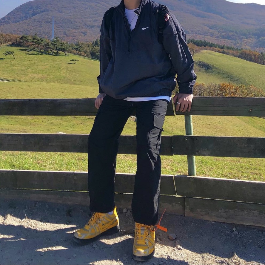 Nike x Off-White Air Rubber Dunk University Gold, Nike x Stussy Windrunner Jacket Off Noir 착용 스타일