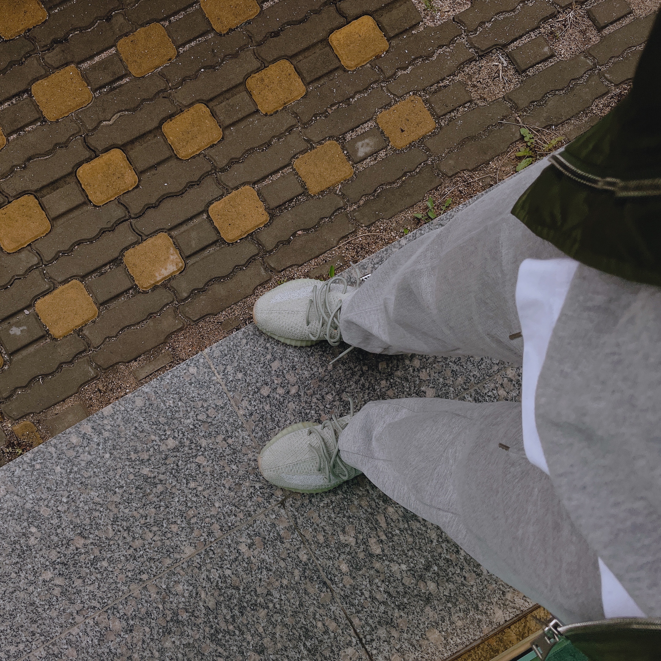Adidas Yeezy Boost 350 V2 Desert Sage 착용 스타일 - 1