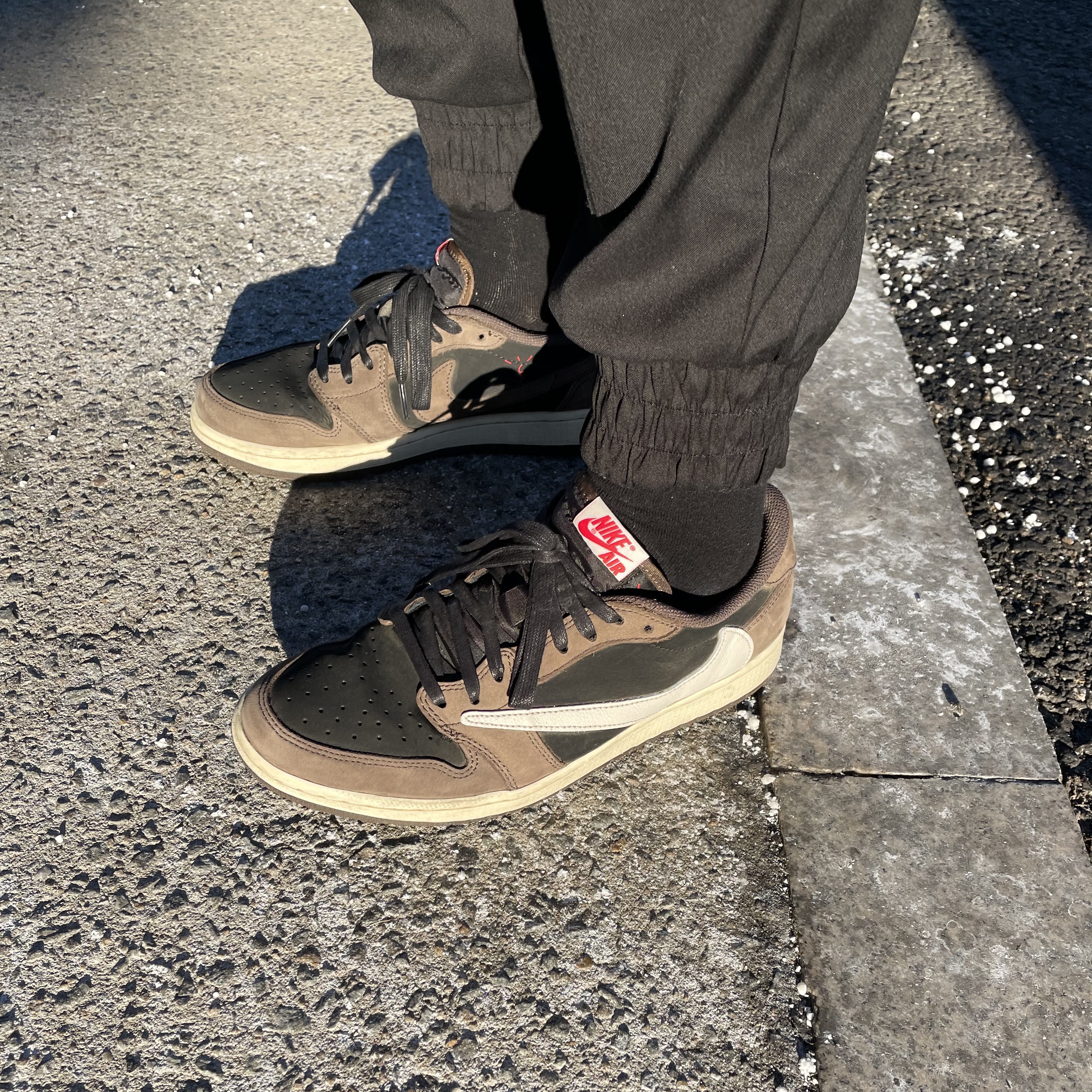 Jordan 1 x Travis Scott Retro Low OG SP Mocha 착용 스타일 - 1