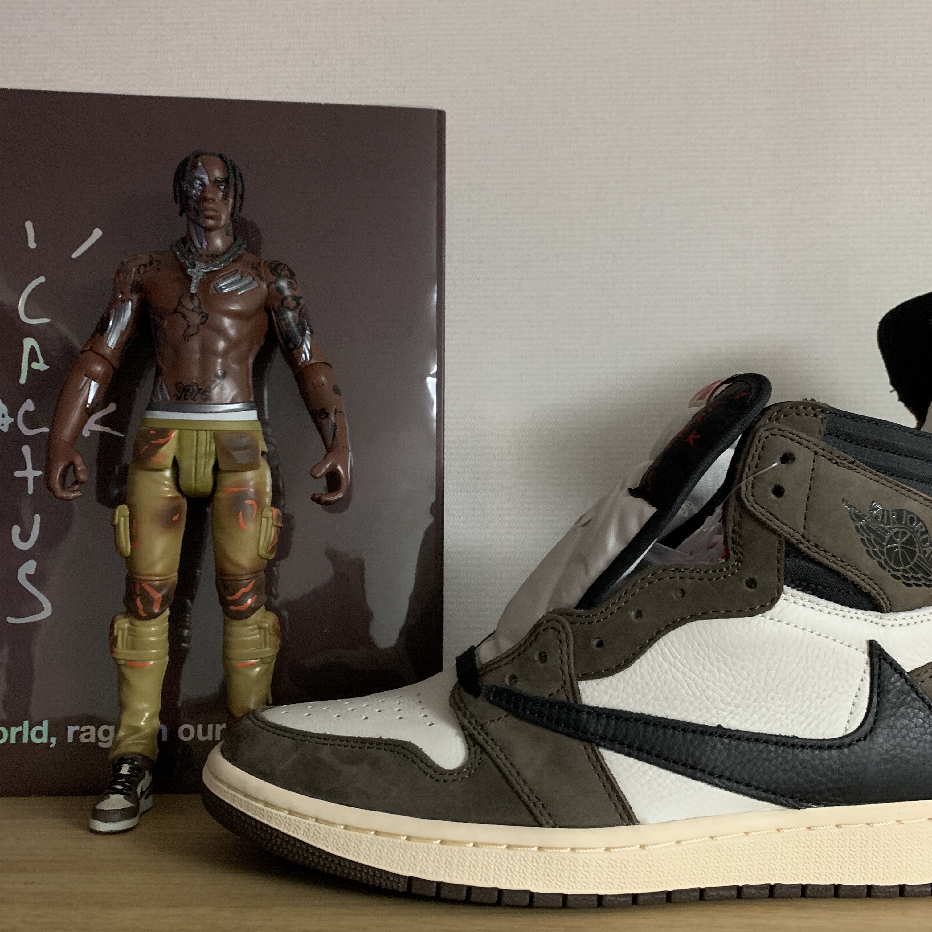 Jordan 1 x Travis Scott Retro High OG SP Mocha 착용 스타일 - 2