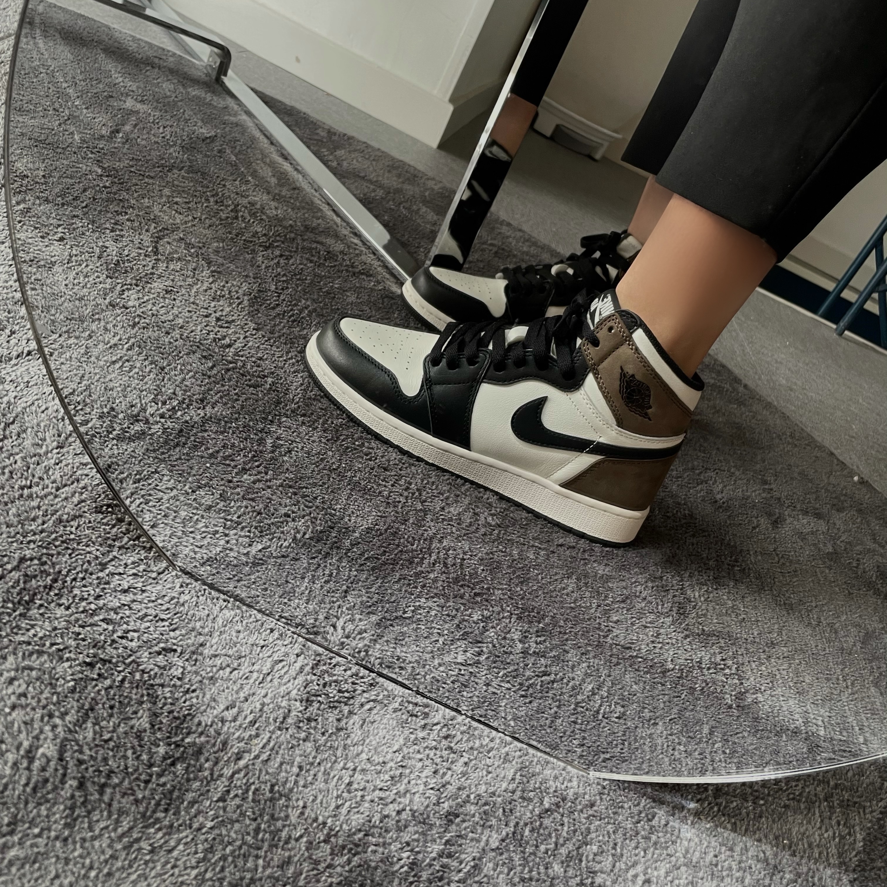 Jordan 1 Retro High OG Black Mocha 착용 스타일 - 1