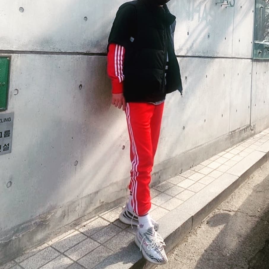 Adidas Yeezy Boost 350 V2 Zebra 2017/2019/2020, Nike x Stussy Bucket Hat Habanero Red 착용 스타일