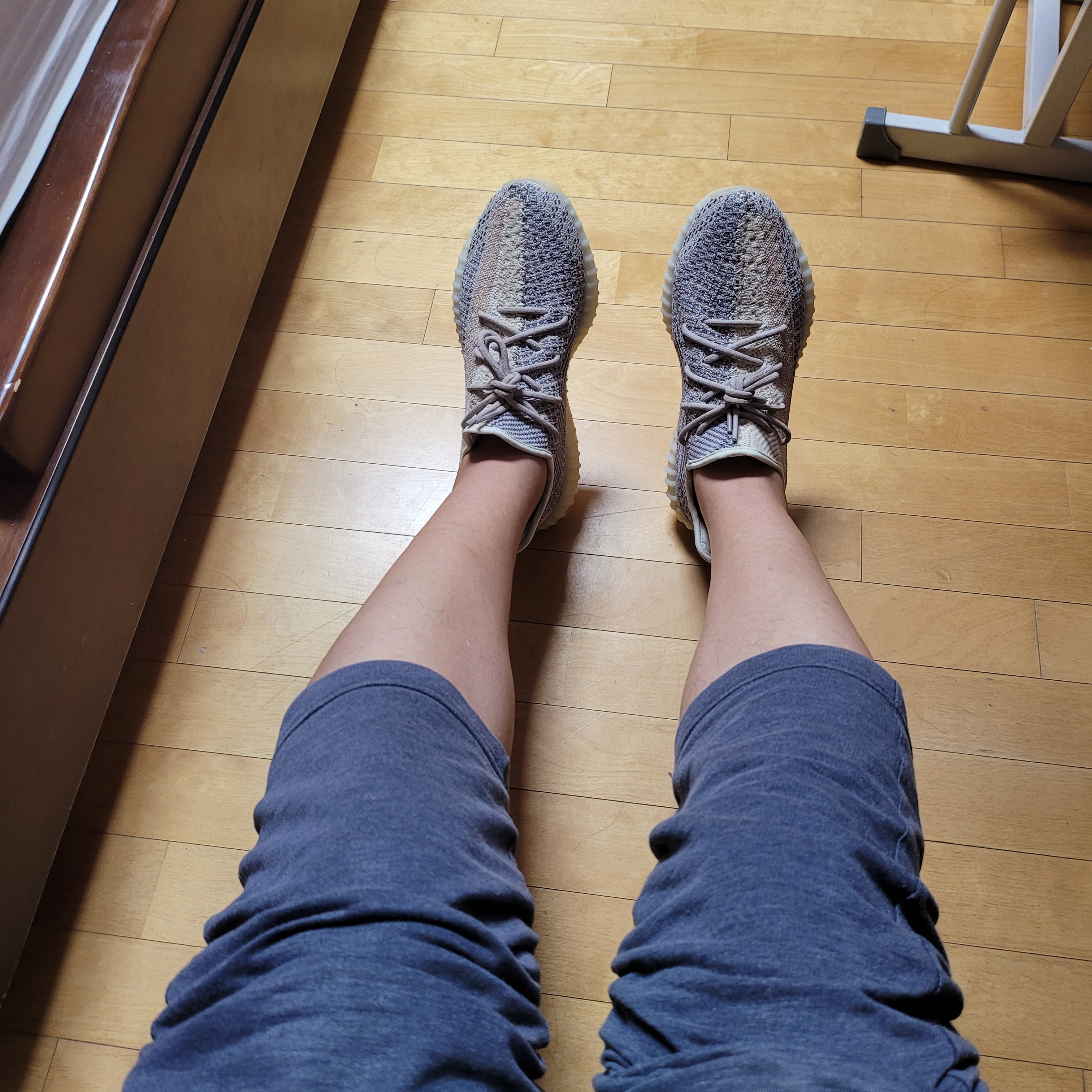 Adidas Yeezy Boost 350 V2 Ash Pearl 착용 스타일