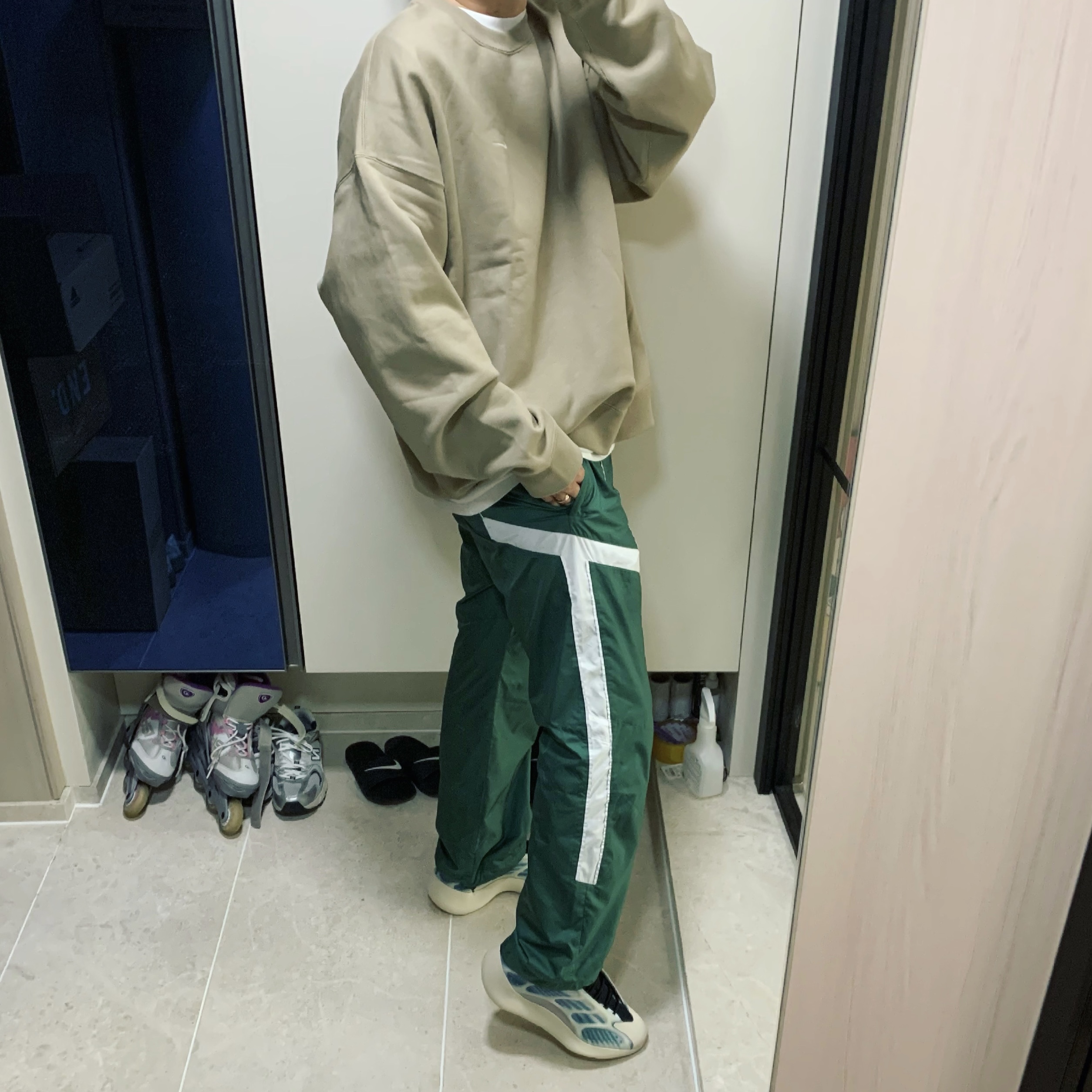 Adidas Yeezy 700 V3 Kyanite 착용 스타일 - 2