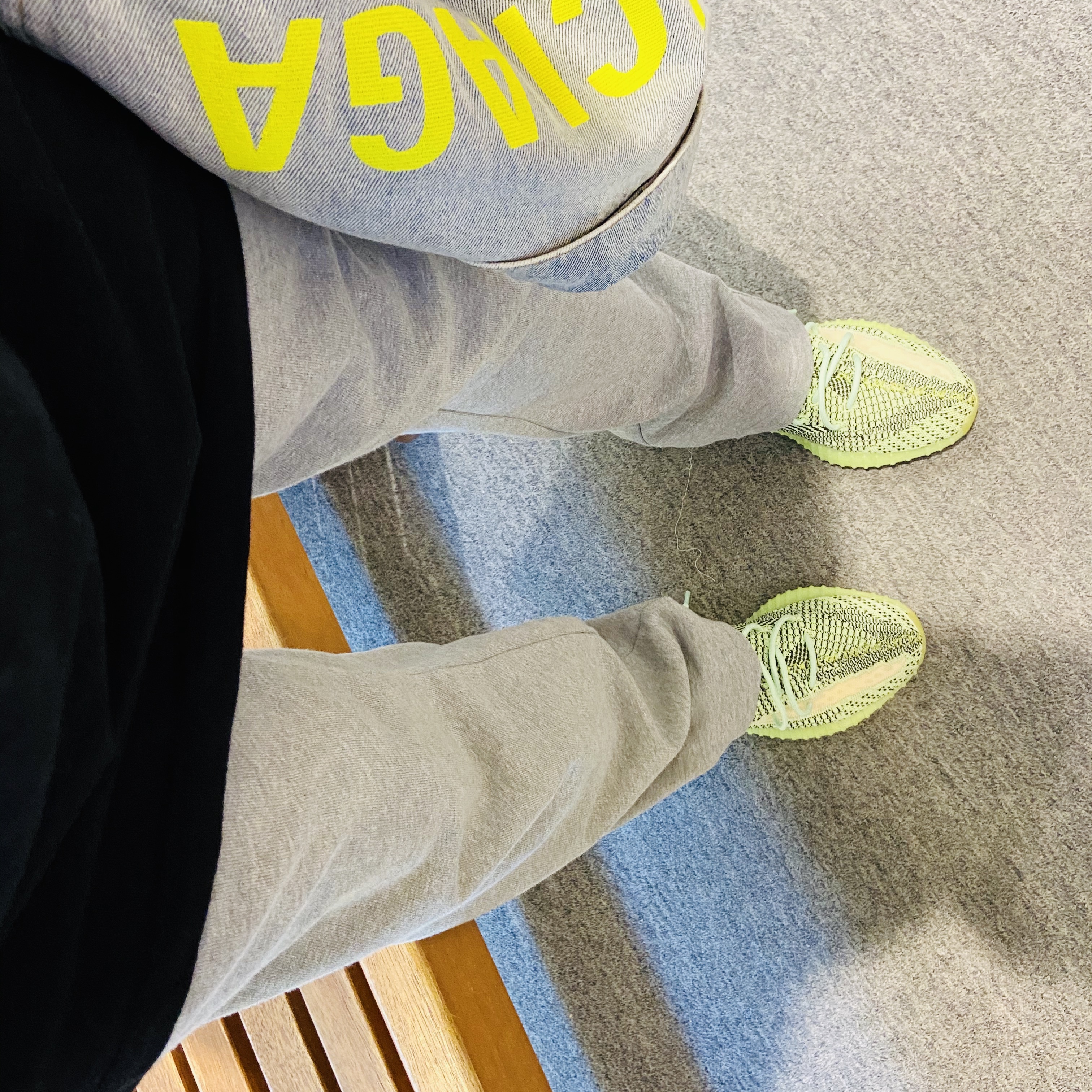 Adidas Yeezy Boost 350 V2 Yeezreel - Non-Reflective 착용 스타일