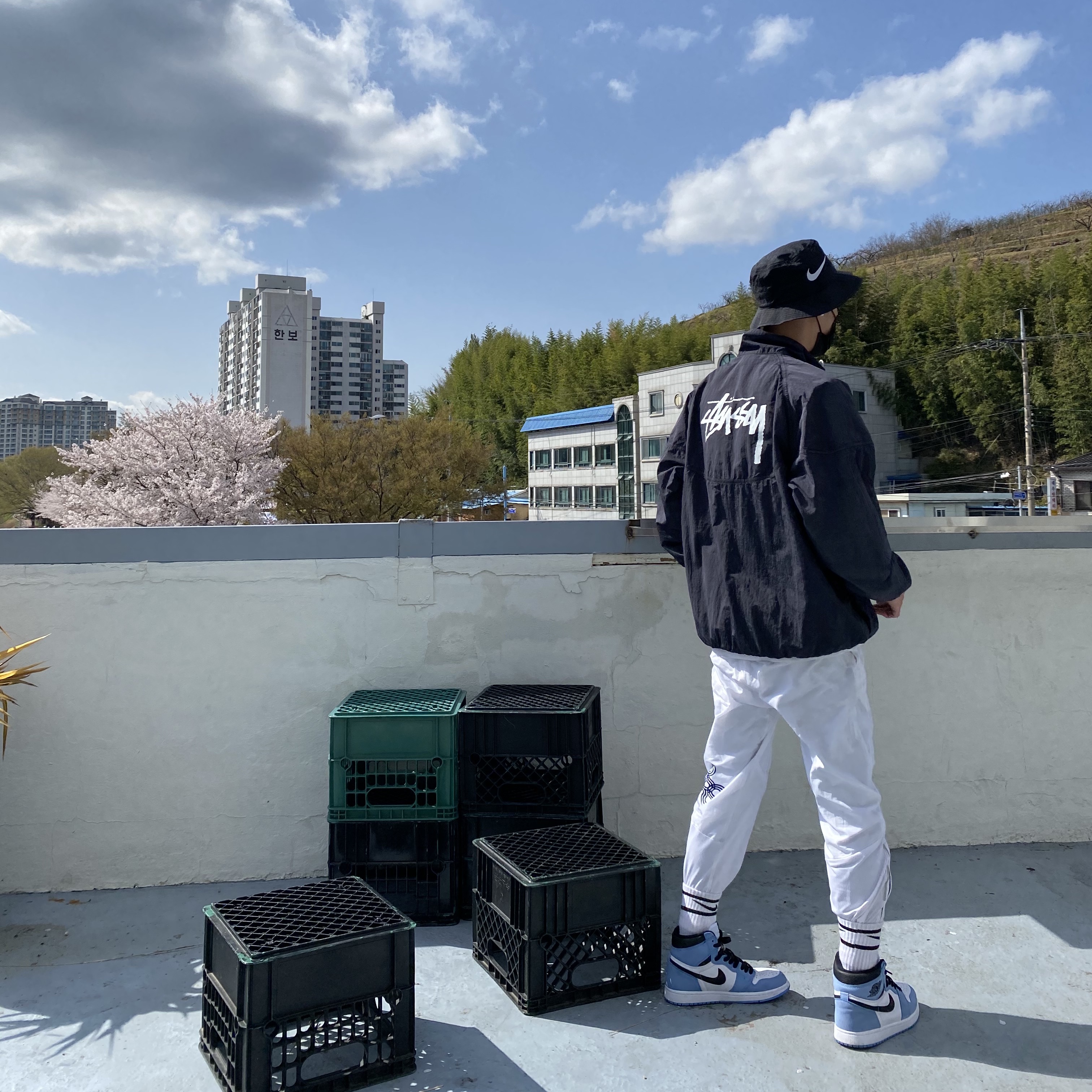 Nike x Stussy Windrunner Jacket Off Noir, Nike x Stussy Bucket Hat Black 착용 스타일 - 2