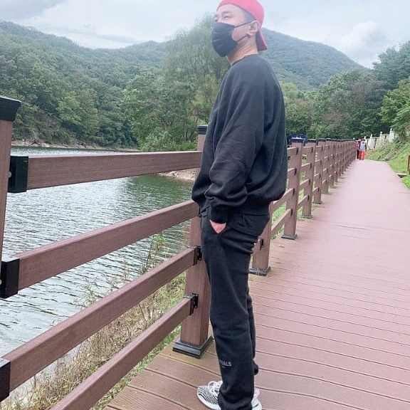 Essentials Sweatpants Dark Slate/Black 2020, Essentials 3D Silicon Applique Crewneck Dark Slate/Black 2020 착용 스타일 - 1