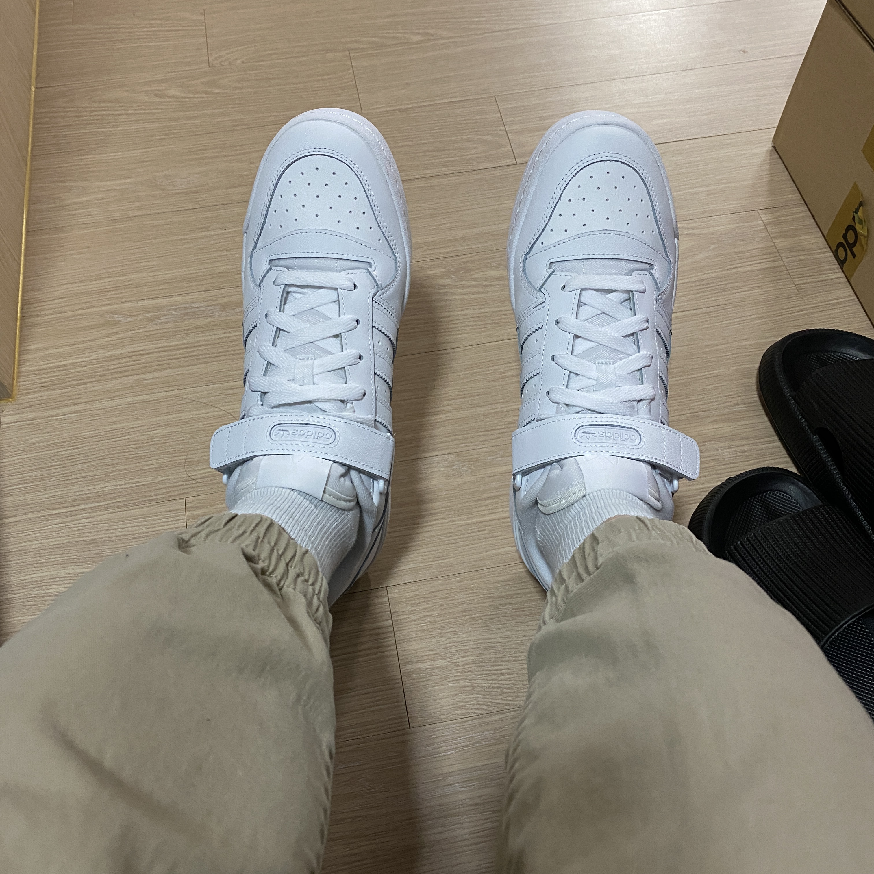 Adidas Forum Low Triple White 착용 스타일 - 3
