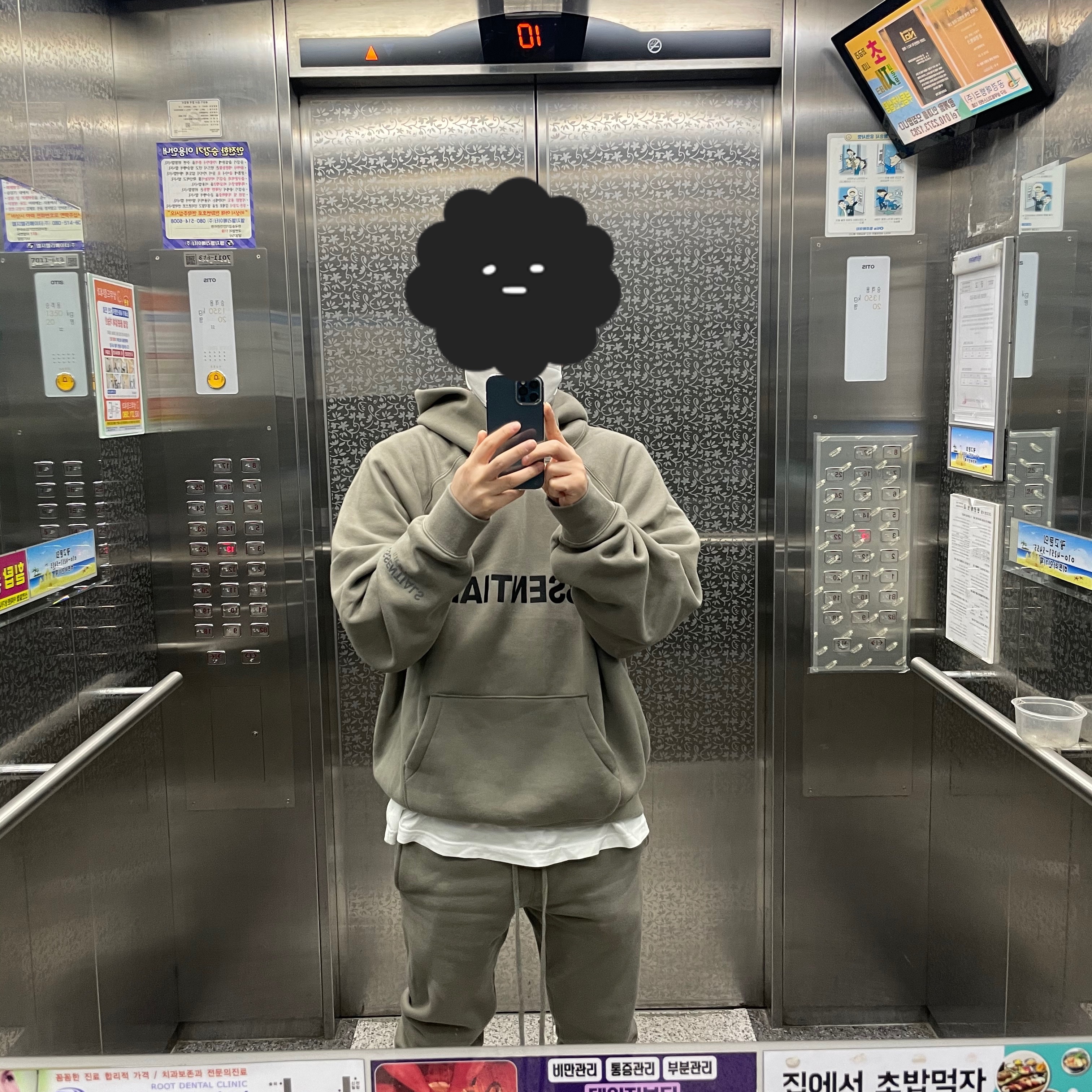Essentials 3D Silicon Applique Pullover Hoodie Cement - 20FW, Jordan 1 High 85 Neutral Grey 착용 스타일 - 1