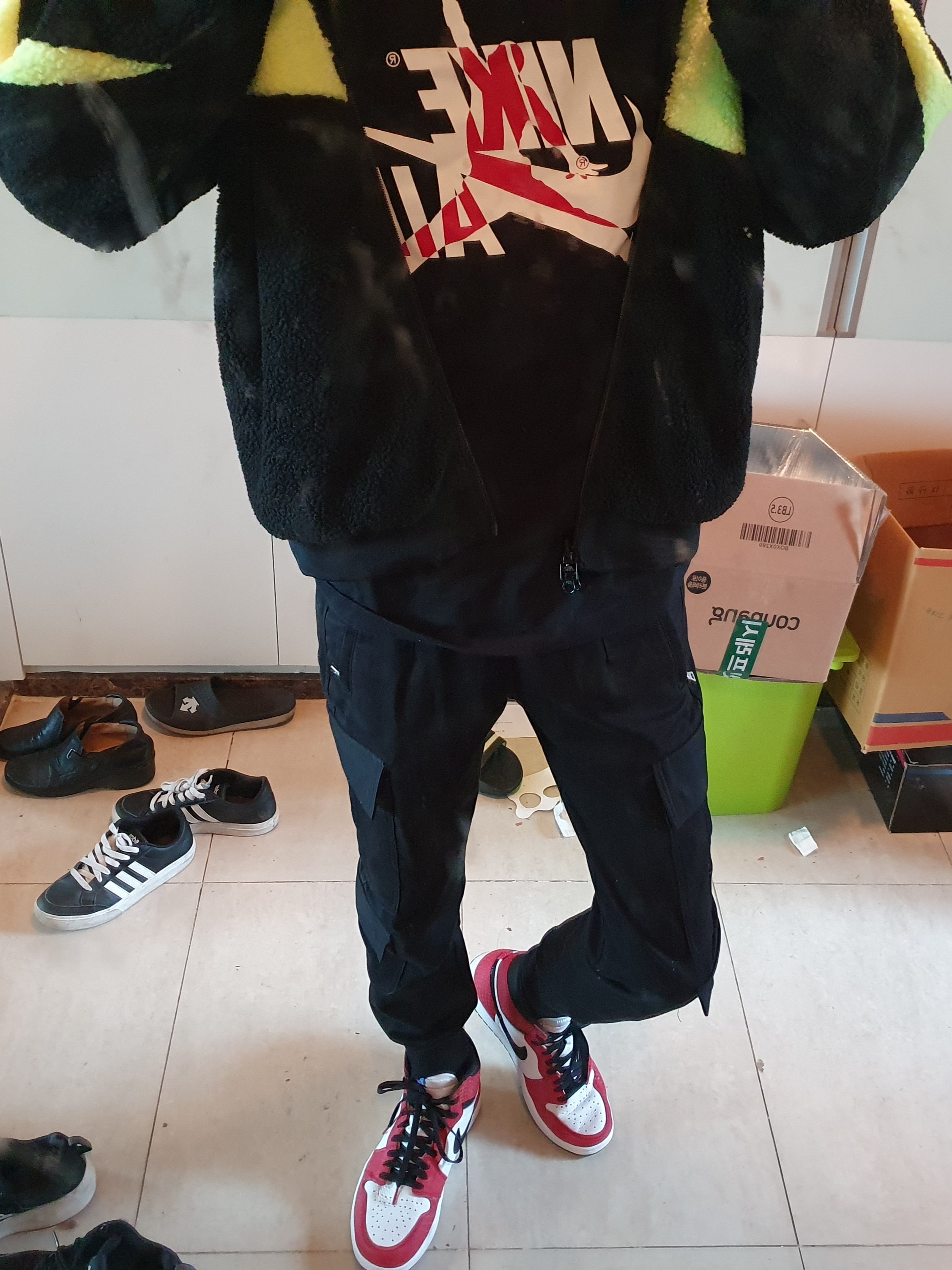 Jordan 1 Retro High Spider-Man Origin Story, Nike Big Swoosh Full Zip Jacket Black Volt 착용 스타일