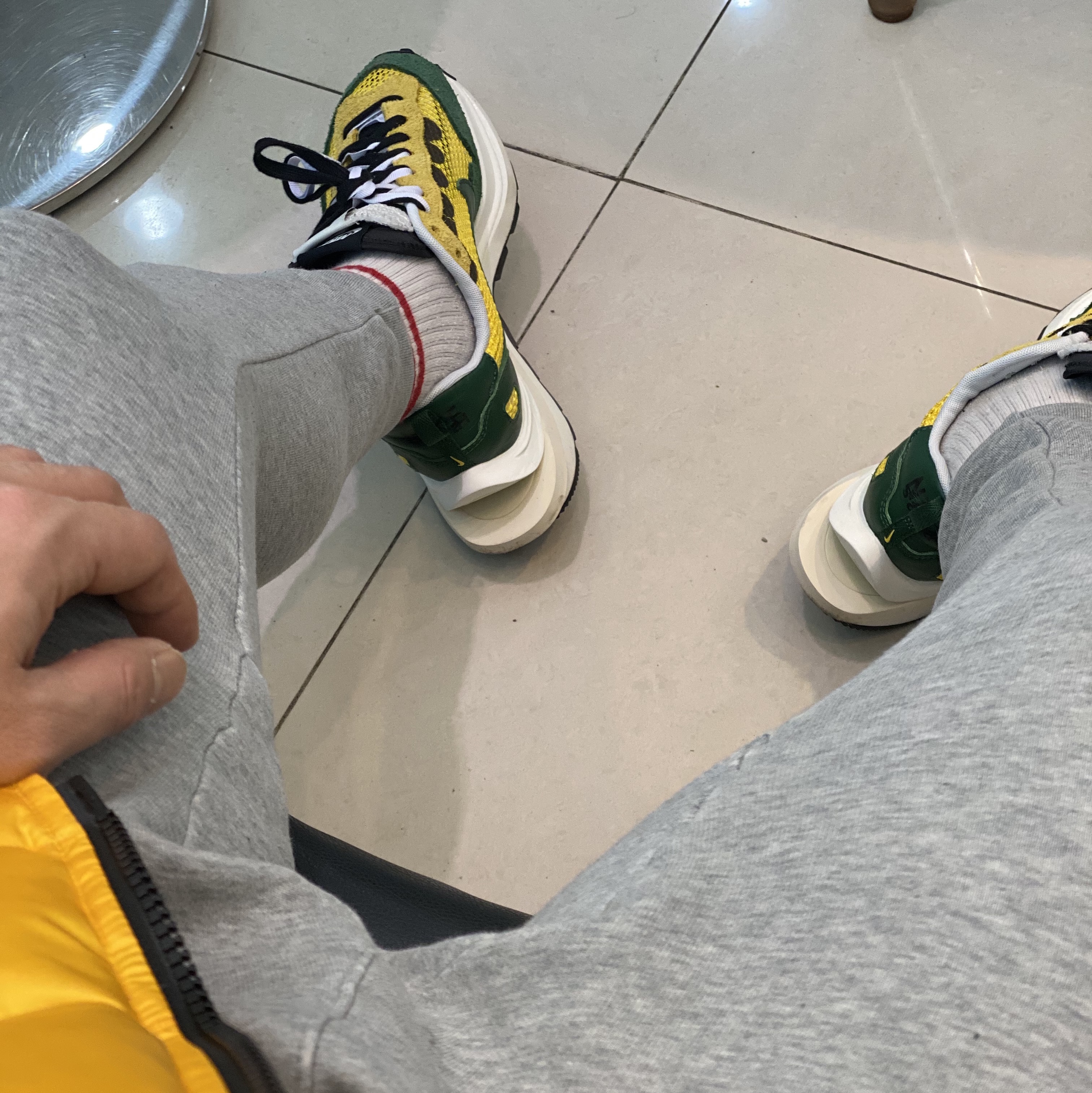Nike x Sacai VaporWaffle Tour Yellow & Gorge Green Sail, Nike x Drake Nocta Puffer Jacket University Gold - Asia 착용 스타일