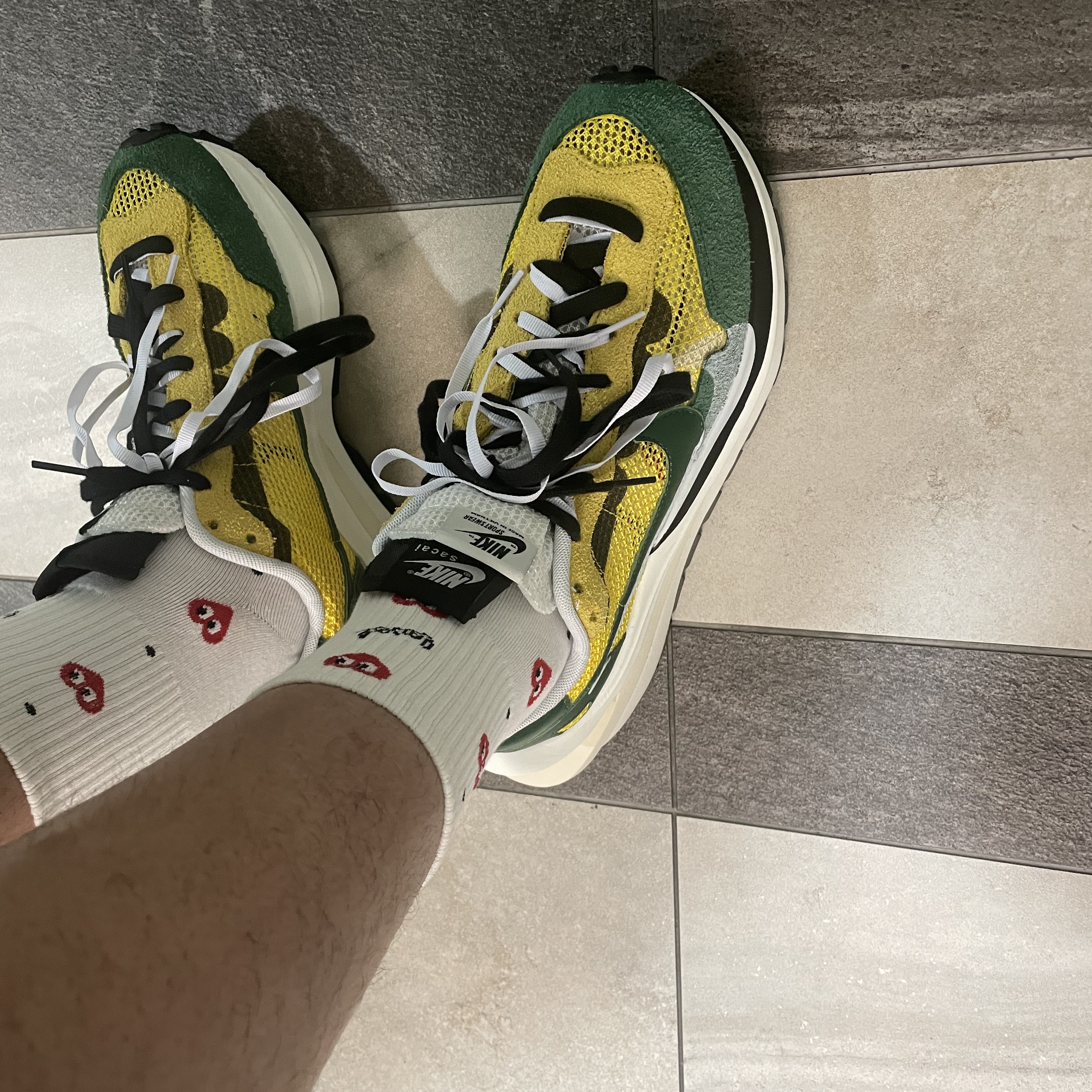 Nike x Sacai VaporWaffle Tour Yellow & Gorge Green Sail 착용 스타일 - 3