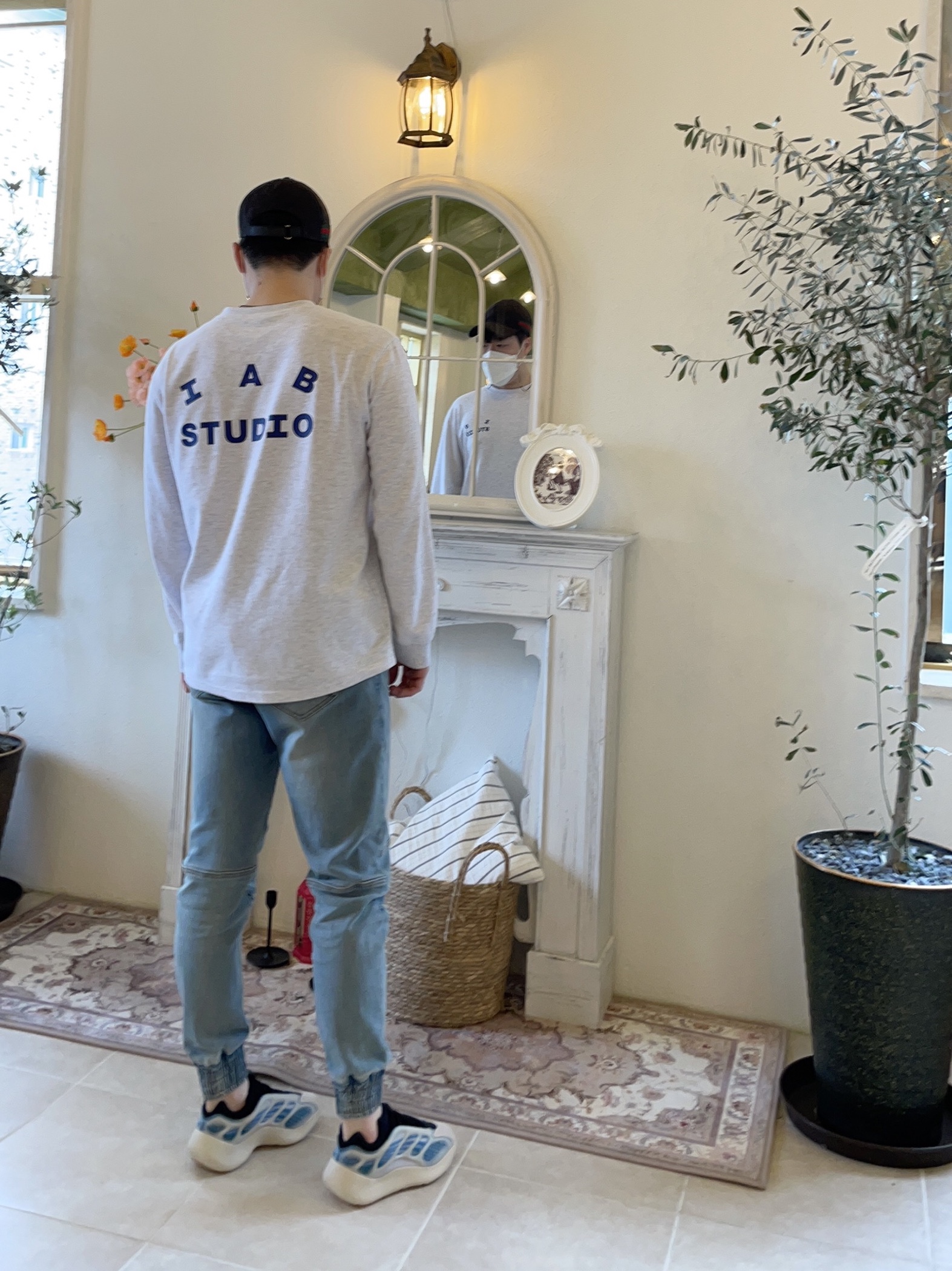 Adidas Yeezy 700 V3 Kyanite, IAB Studio Long Sleeve Light Gray 착용 스타일