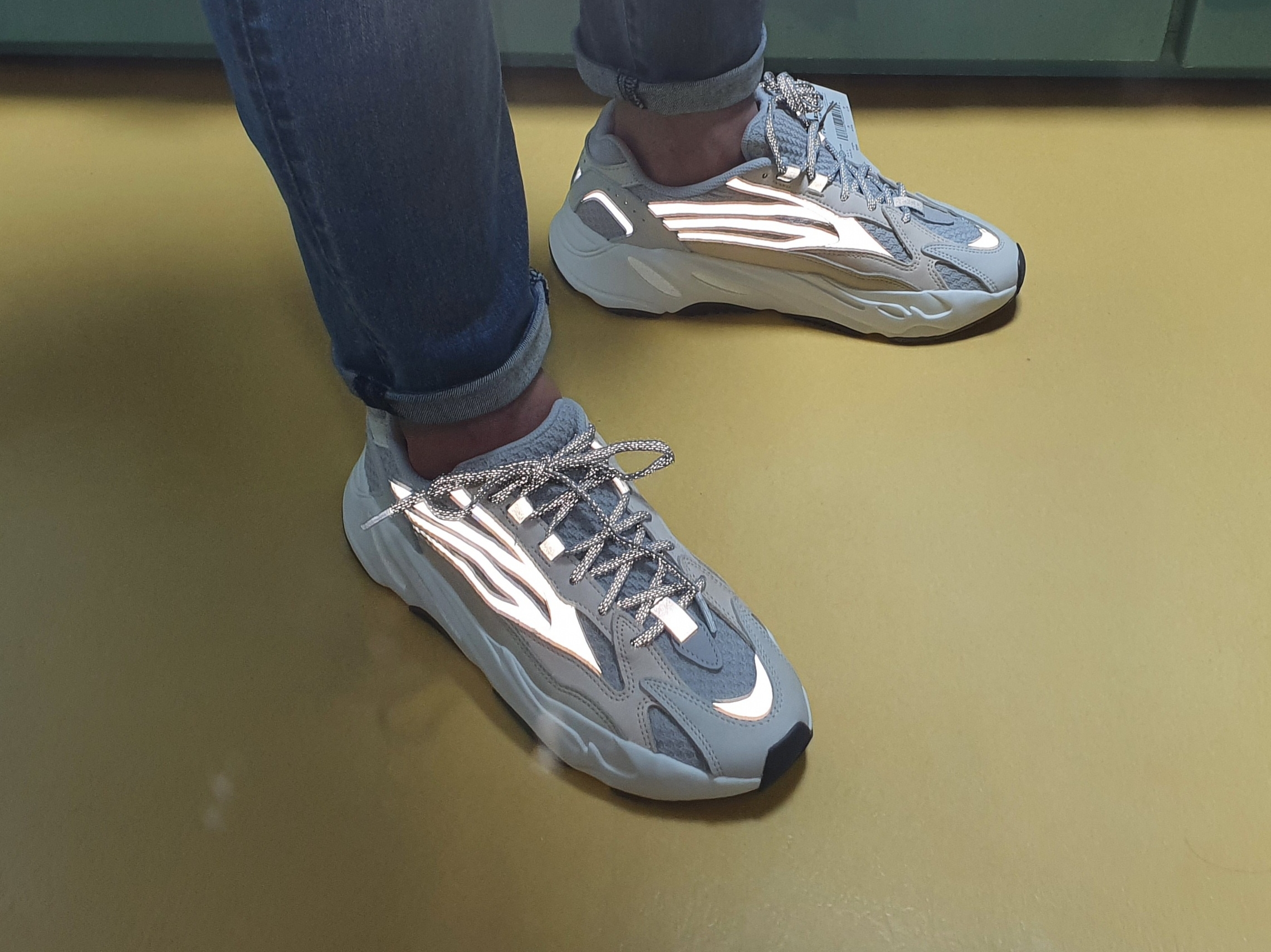 Adidas Yeezy Boost 700 V2 Cream 착용 스타일 - 2