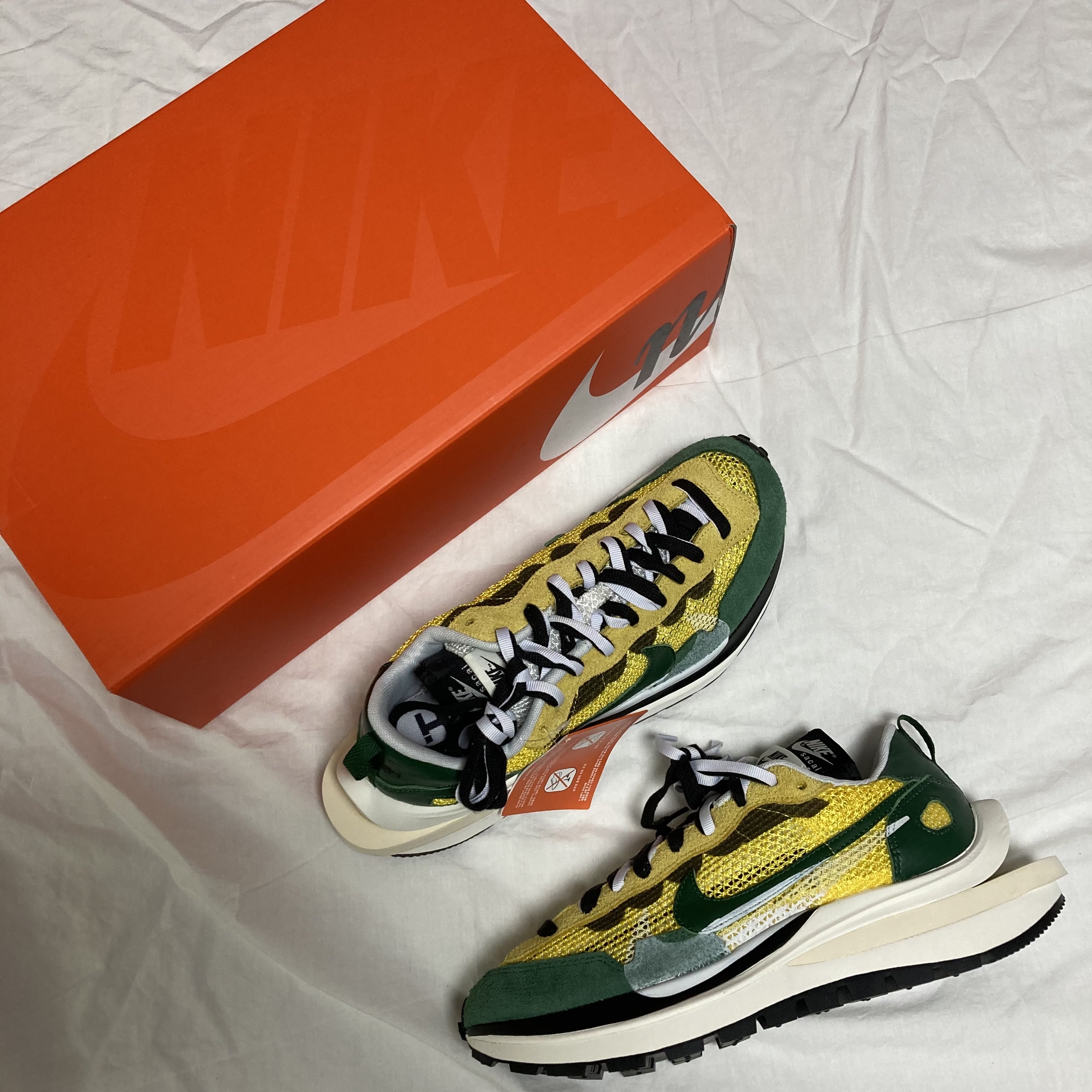 Nike x Sacai VaporWaffle Tour Yellow & Gorge Green Sail 착용 스타일