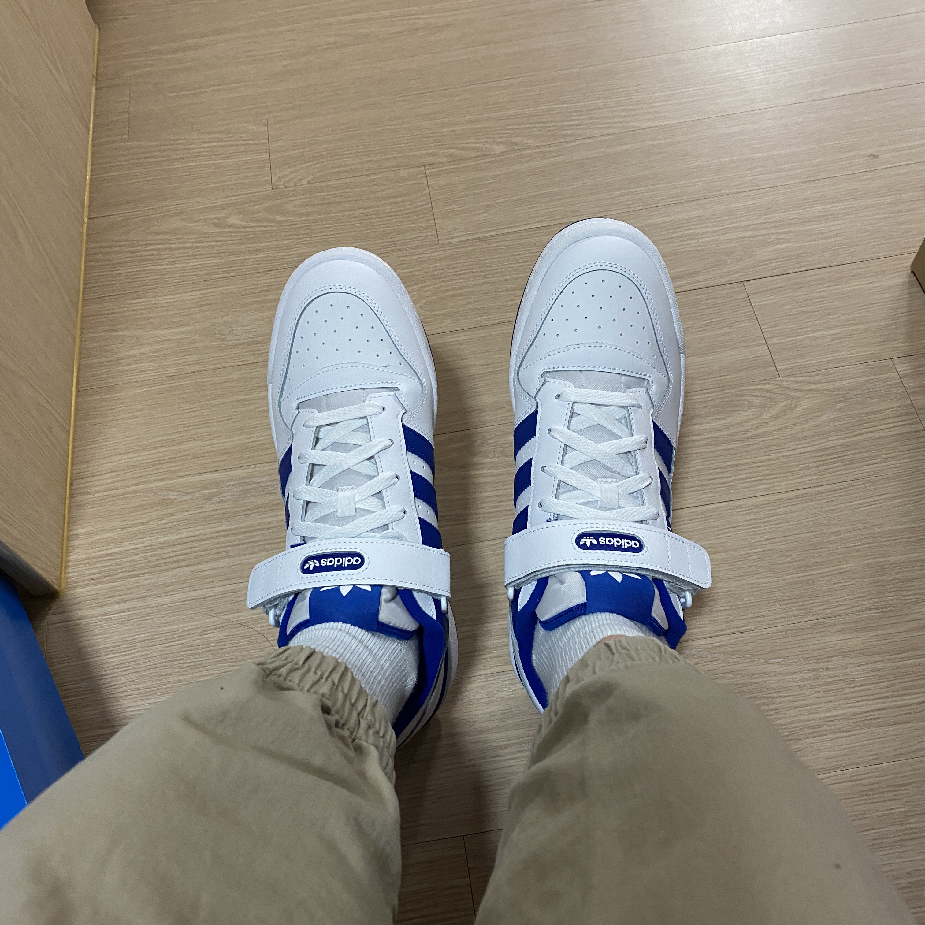 Adidas Forum Low White Royal Blue 착용 스타일 - 3