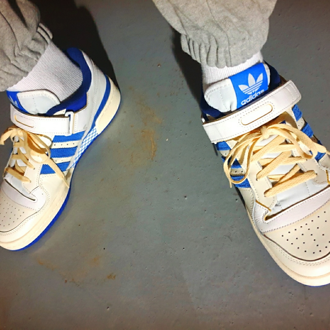 Adidas OG Forum 84 Low Blue Thread 착용 스타일 - 4