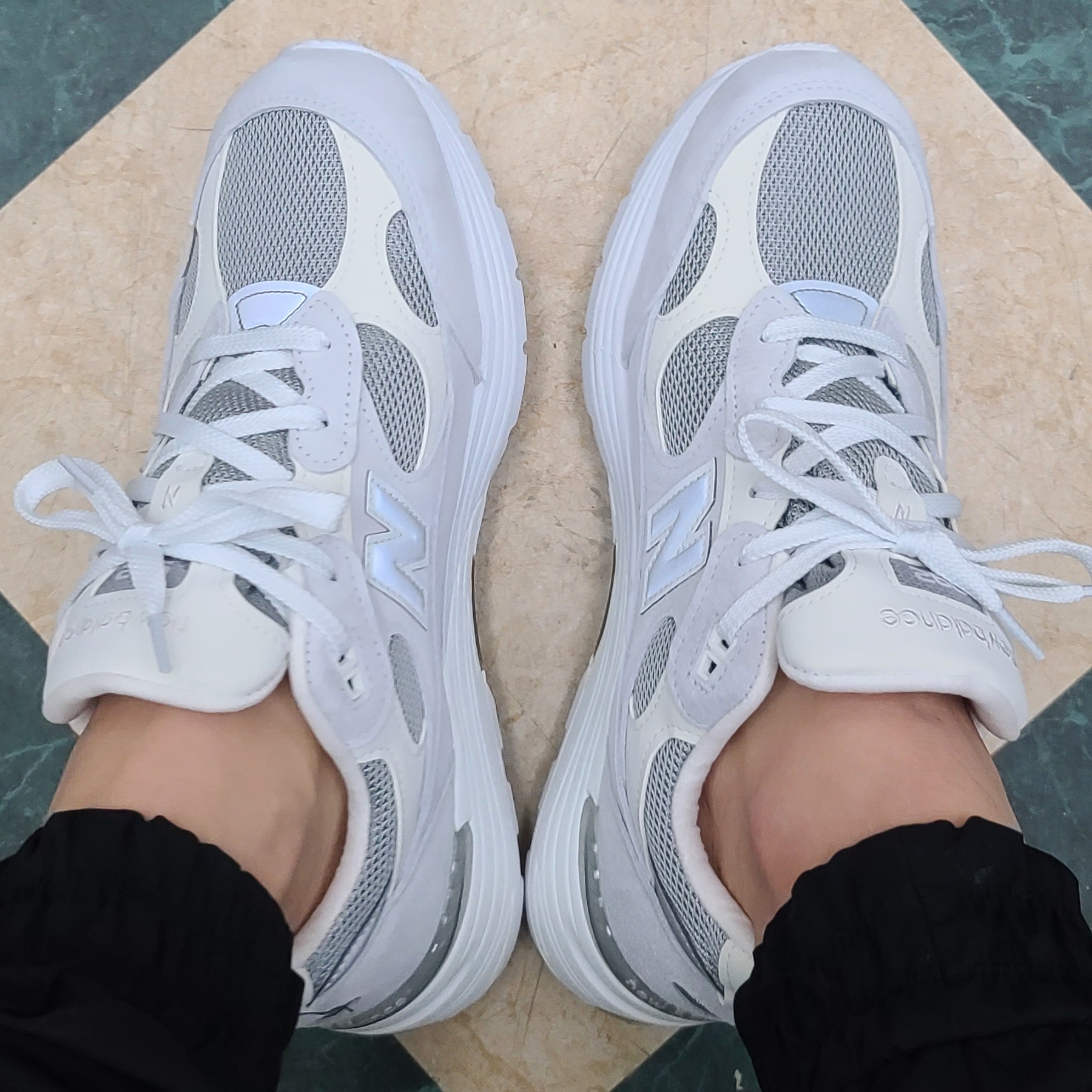 New Balance 992 Made in USA White Silver 착용 스타일 - 2