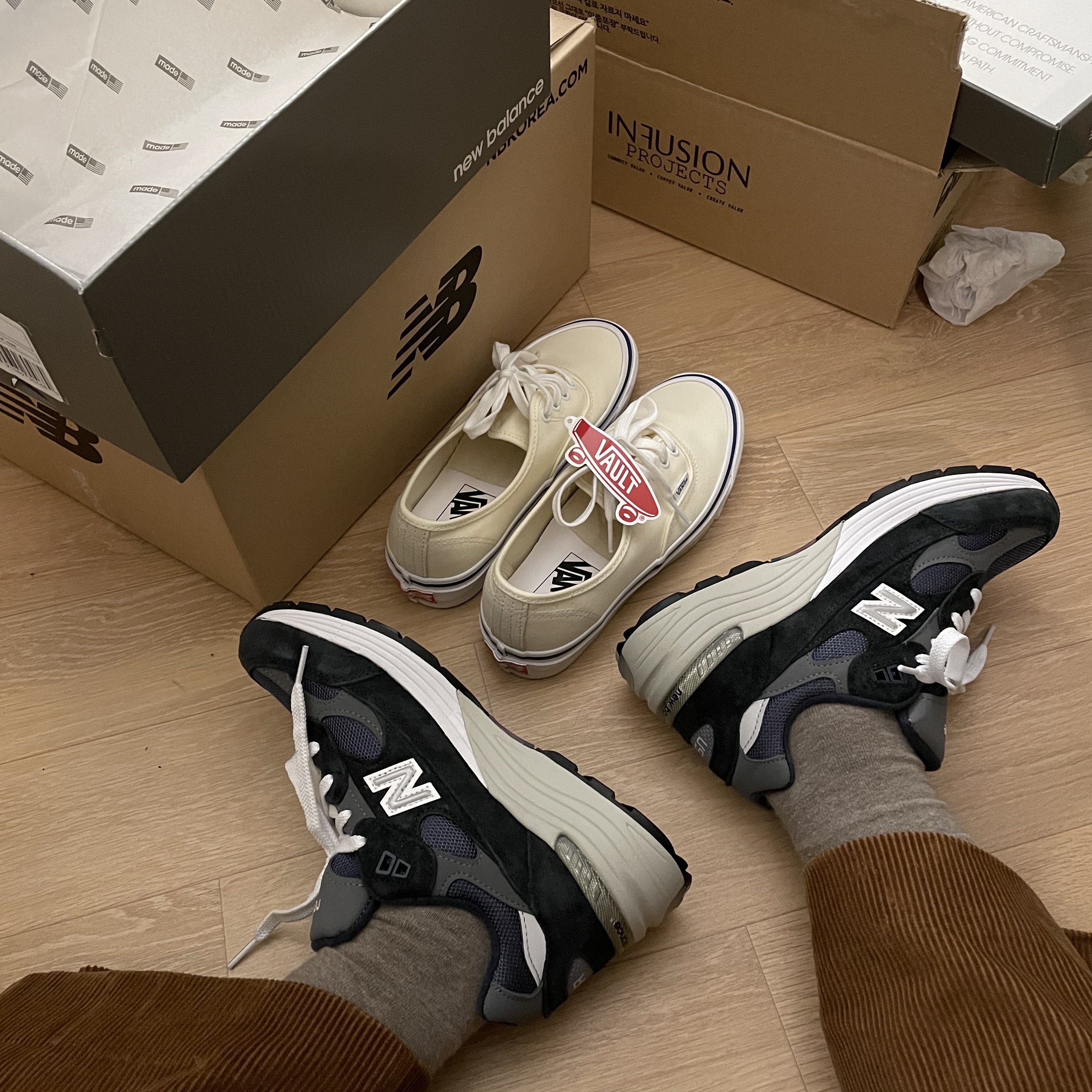 New Balance 992 Made in USA Navy, Vans Vault OG Authentic LX Classic White 착용 스타일