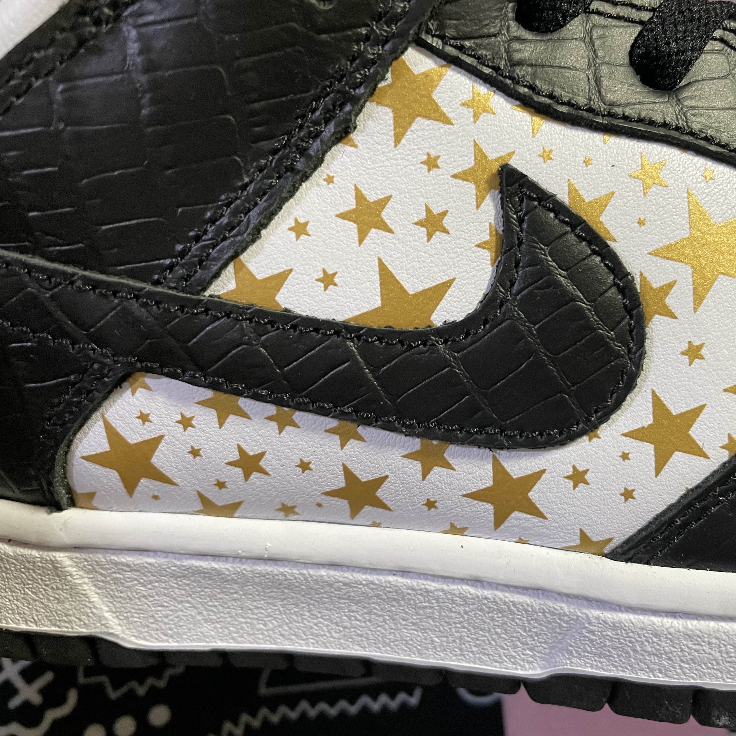 Nike x Supreme SB Dunk Low Black 착용 스타일 - 2