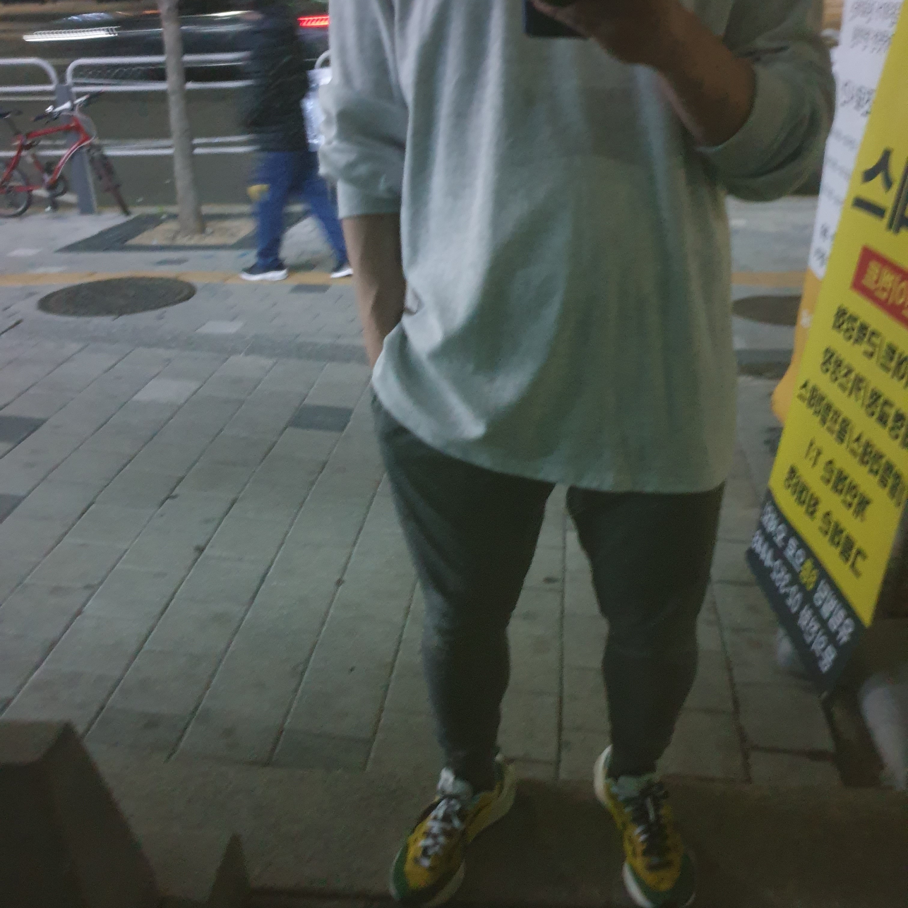 Nike x Sacai VaporWaffle Tour Yellow & Gorge Green Sail, IAB Studio Long Sleeve Light Gray 착용 스타일 - 2