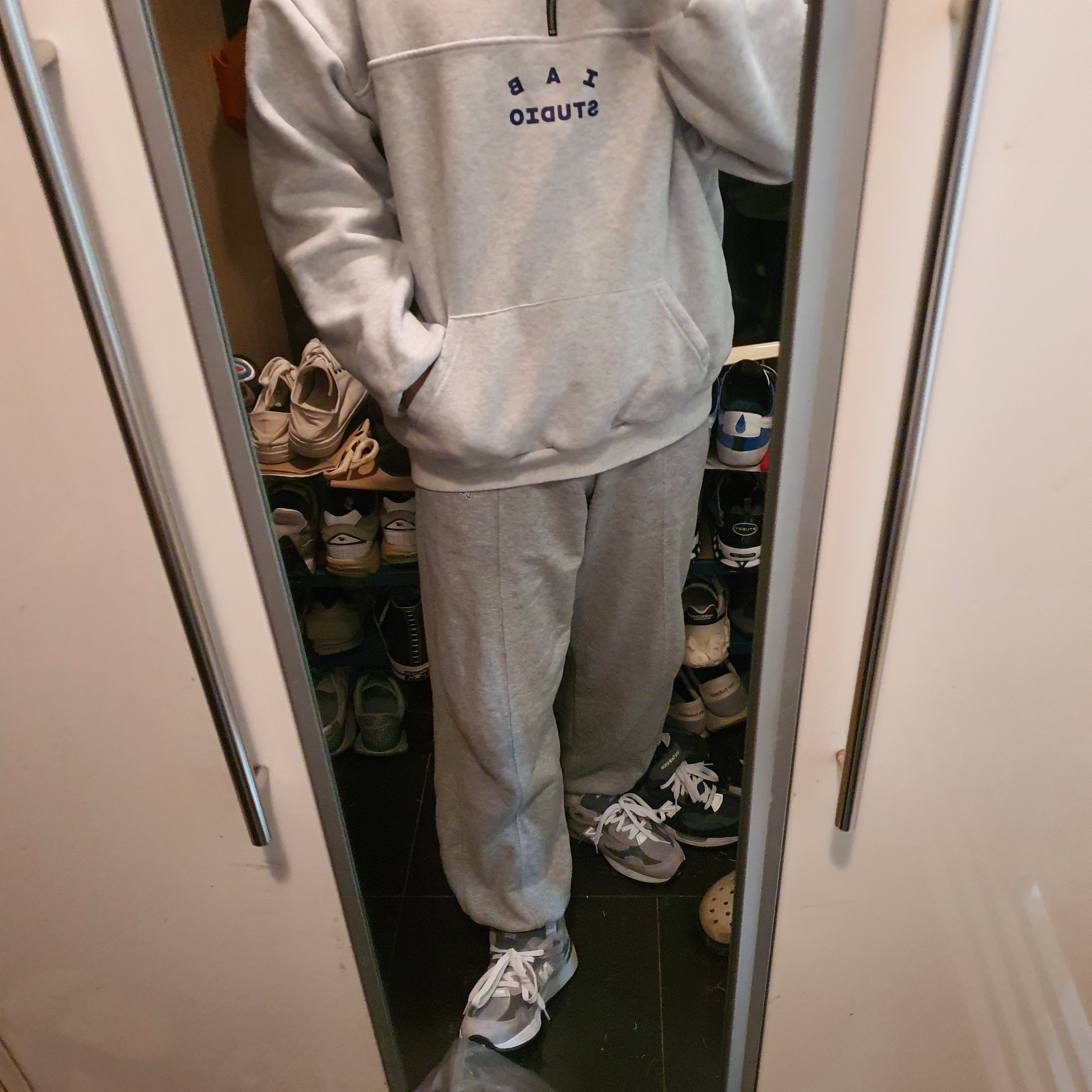 New Balance 992 Made in USA Grey - D Standard, IAB Studio Half Zip Pullover Light Gray 착용 스타일 - 1