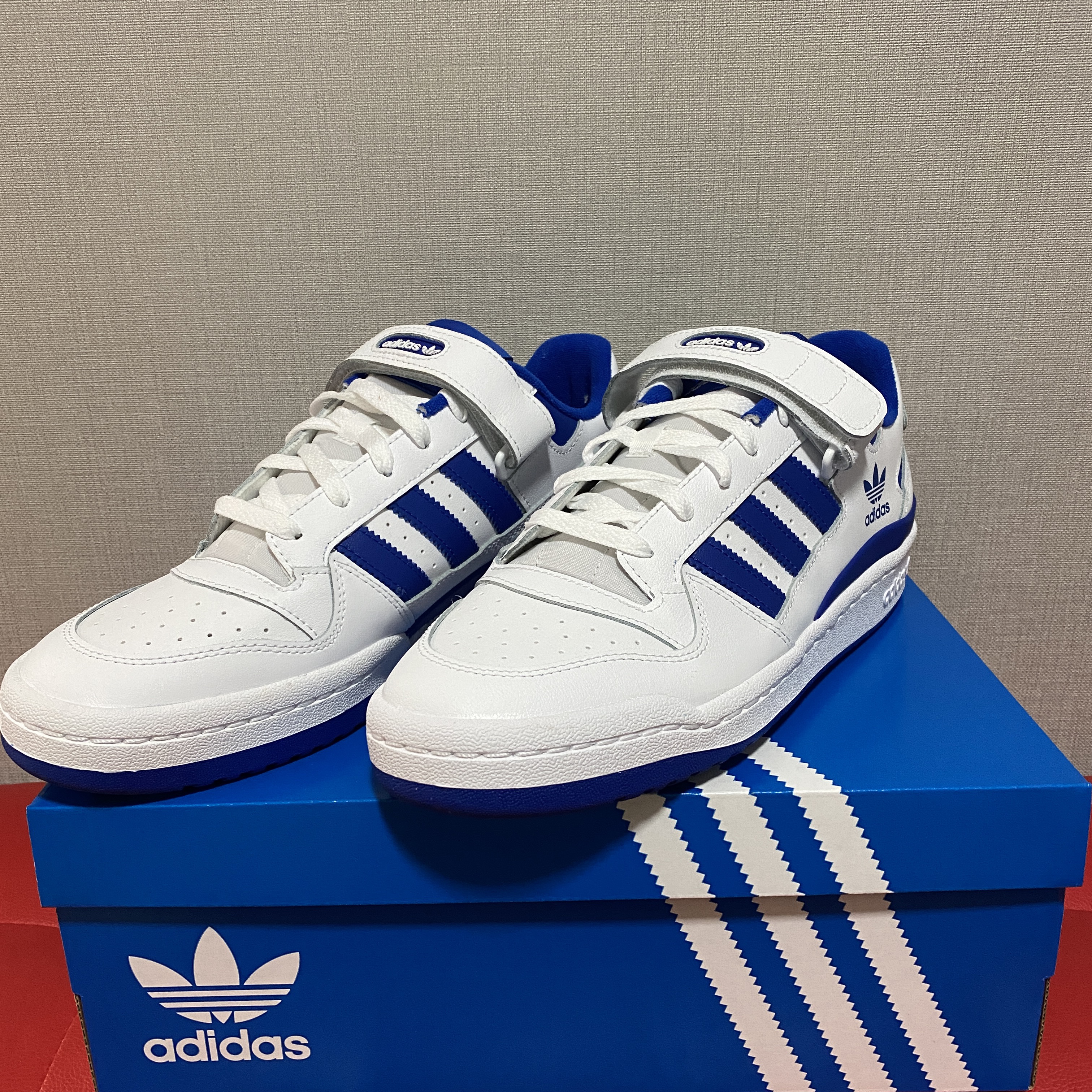 Adidas Forum Low White Royal Blue 착용 스타일 - 2