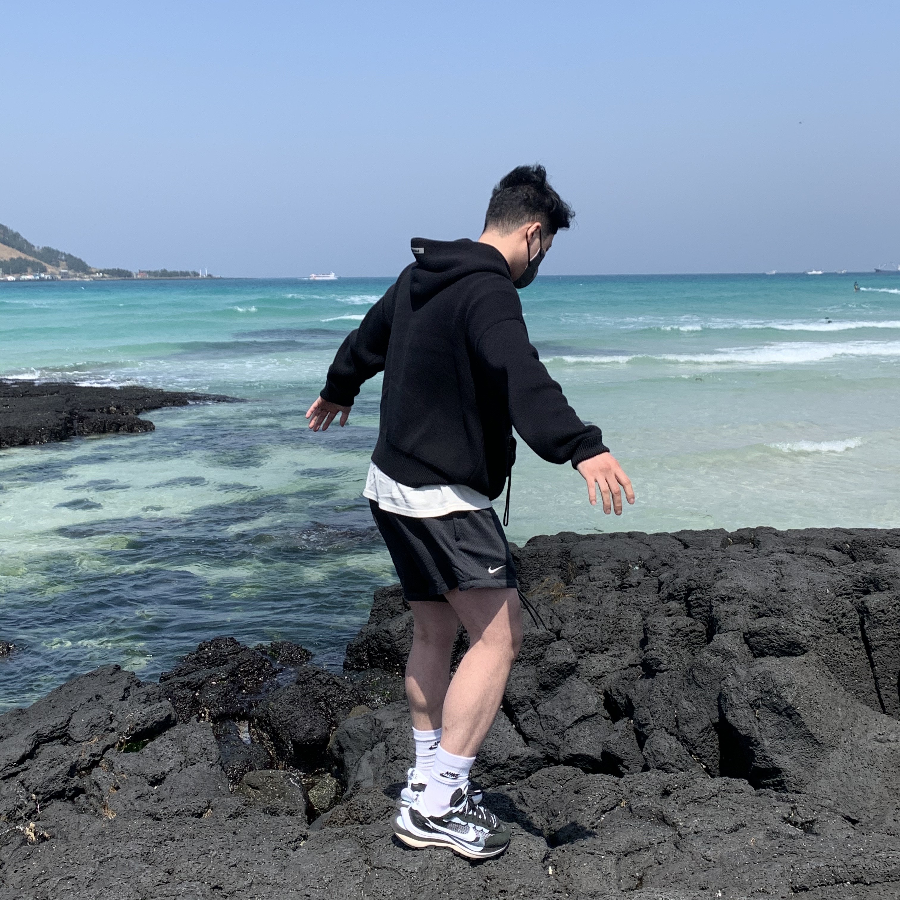 Nike x Sacai VaporWaffle Black White, Nike x Fear of God Basketball Shorts Off Noir 착용 스타일