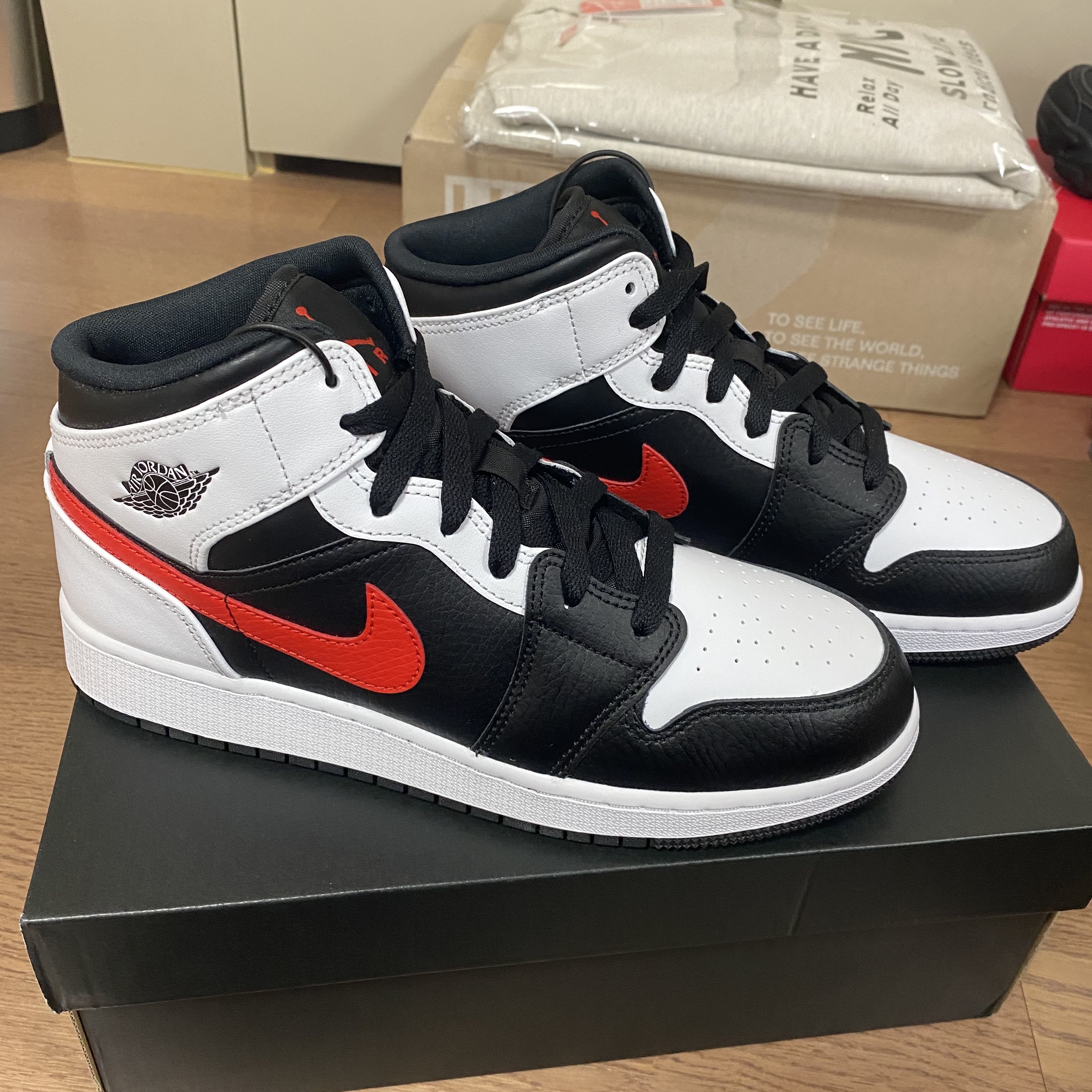 Jordan 1 Mid Black Chile Red, (GS) Jordan 1 Mid Black Chile Red 착용 스타일 - 2