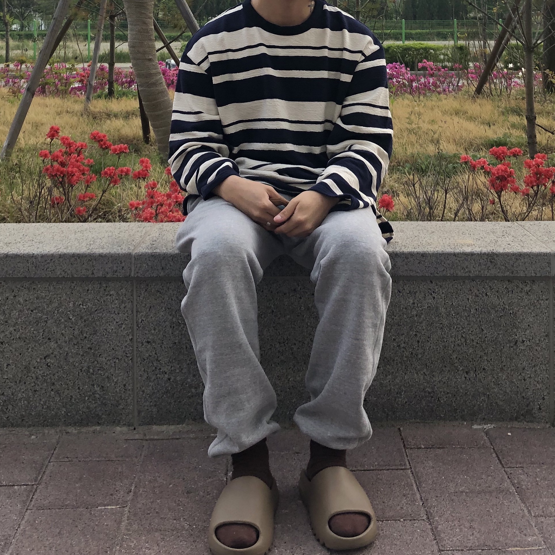 Adidas Yeezy Slide Earth Brown 착용 스타일