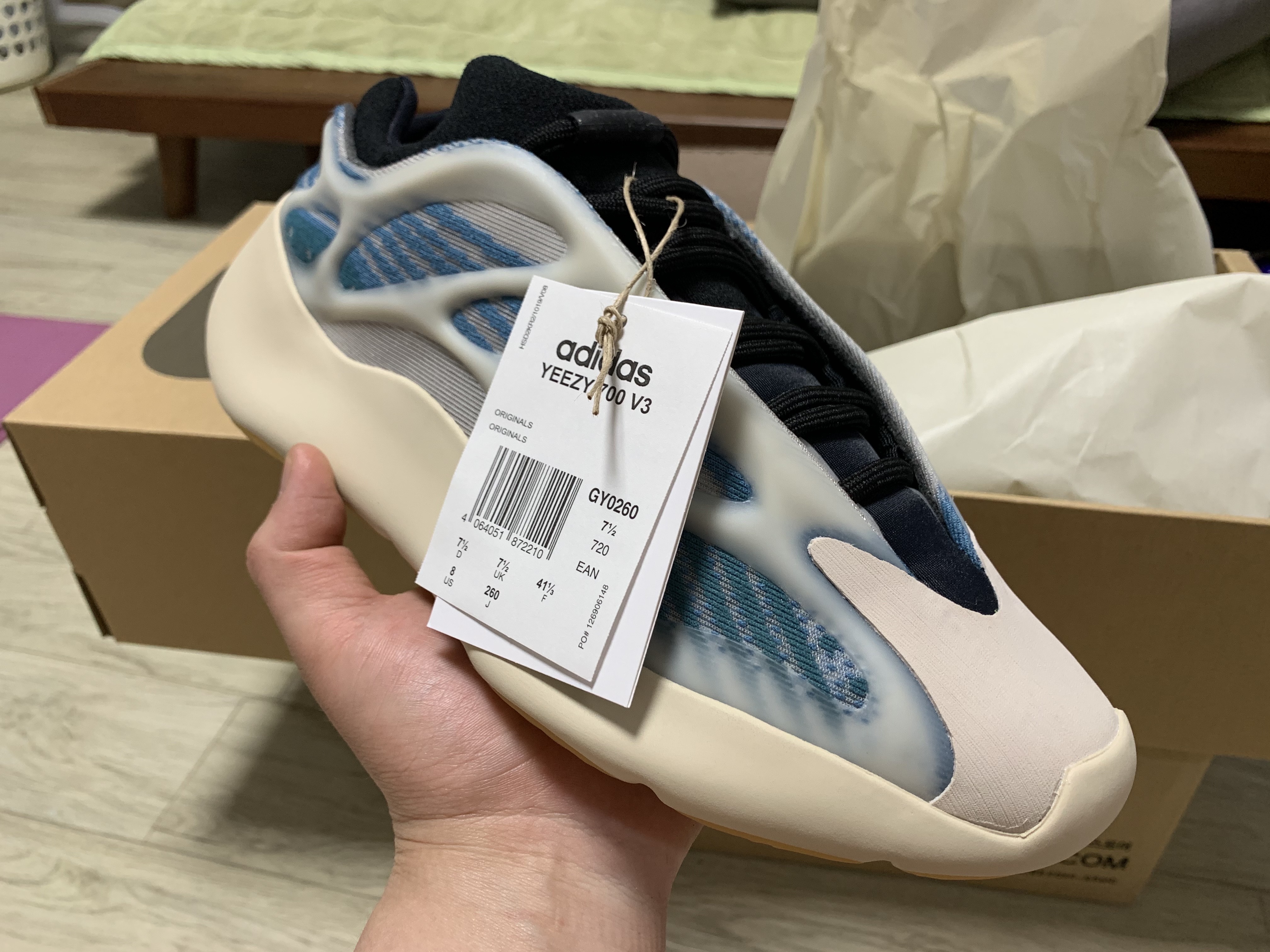 Adidas Yeezy 700 V3 Kyanite 착용 스타일