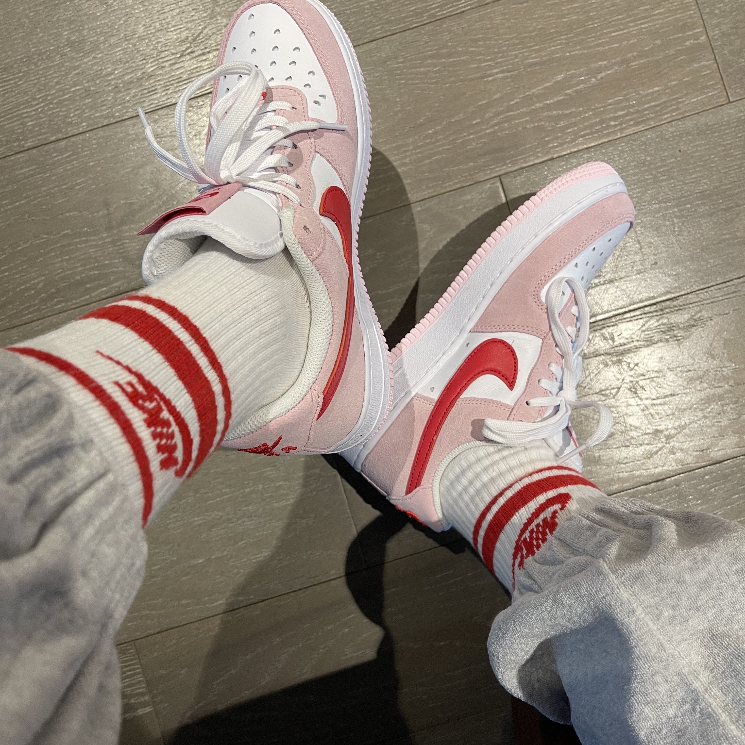 Nike Air Force 1 '07 QS Valentine's Day 착용 스타일
