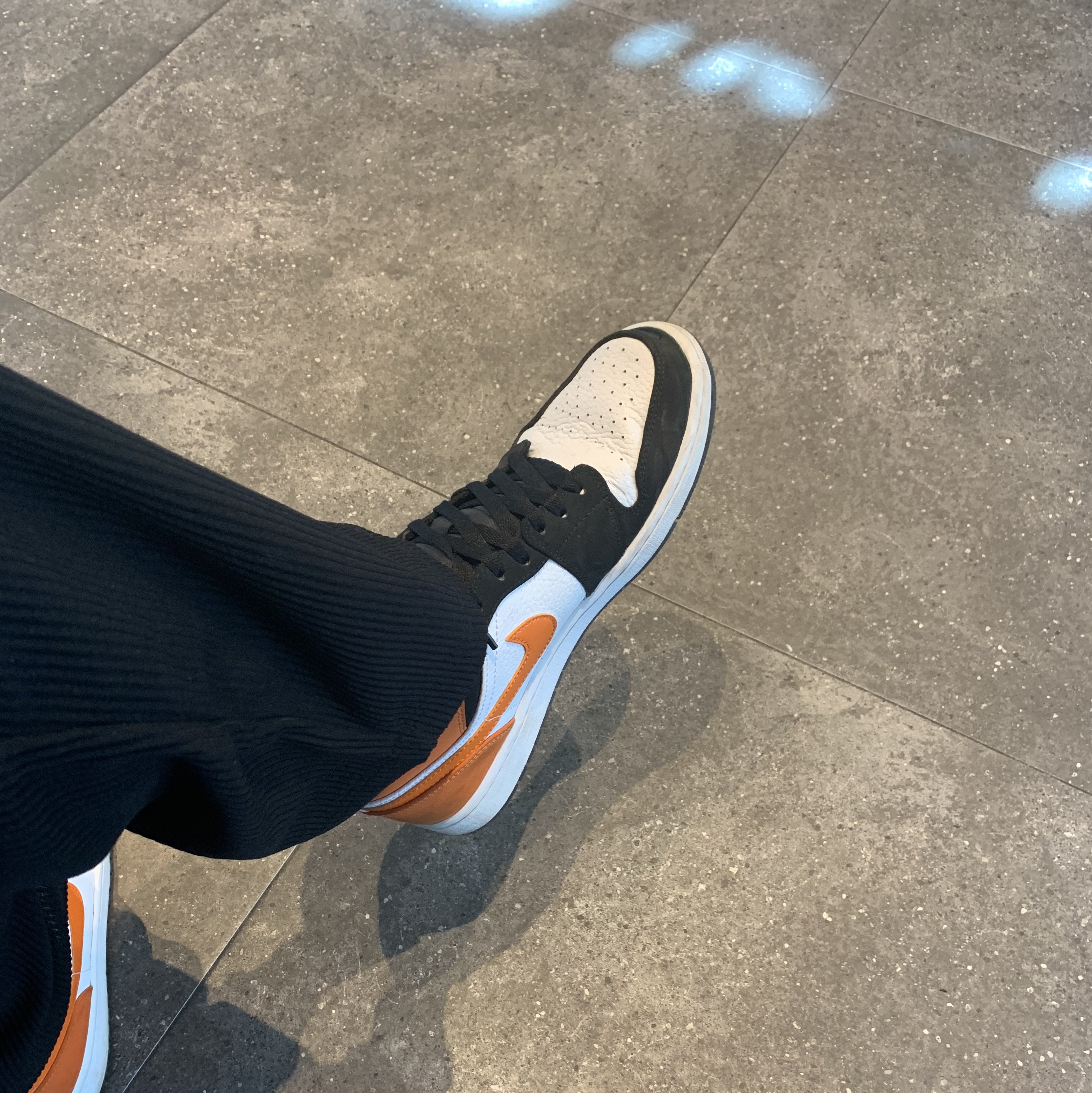 Jordan 1 Mid Shattered Backboard ์ฐฉ์ฉ ์คํ์ผ