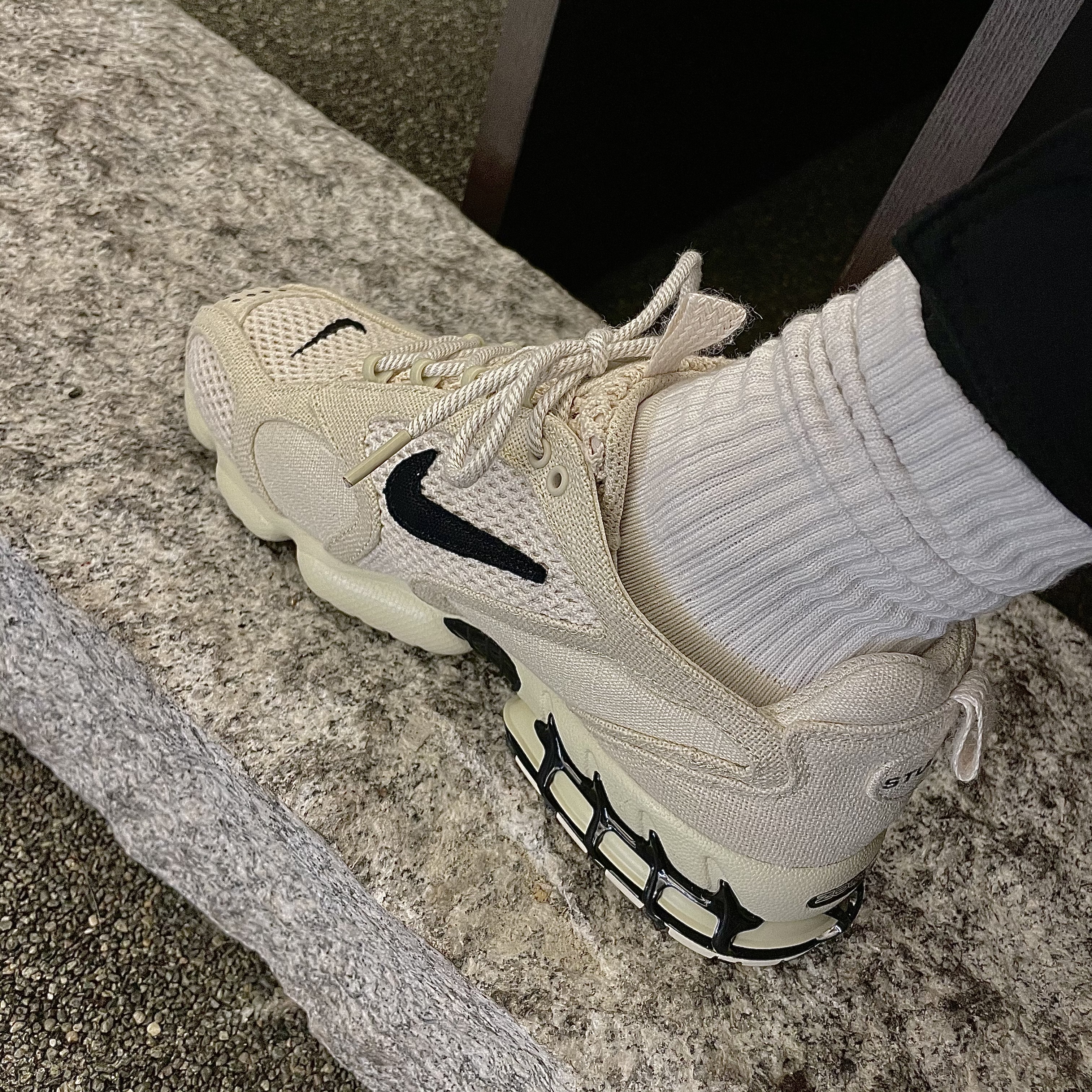 Nike x Stussy Air Zoom Spiridon Cage 2 Fossil 착용 스타일 - 4