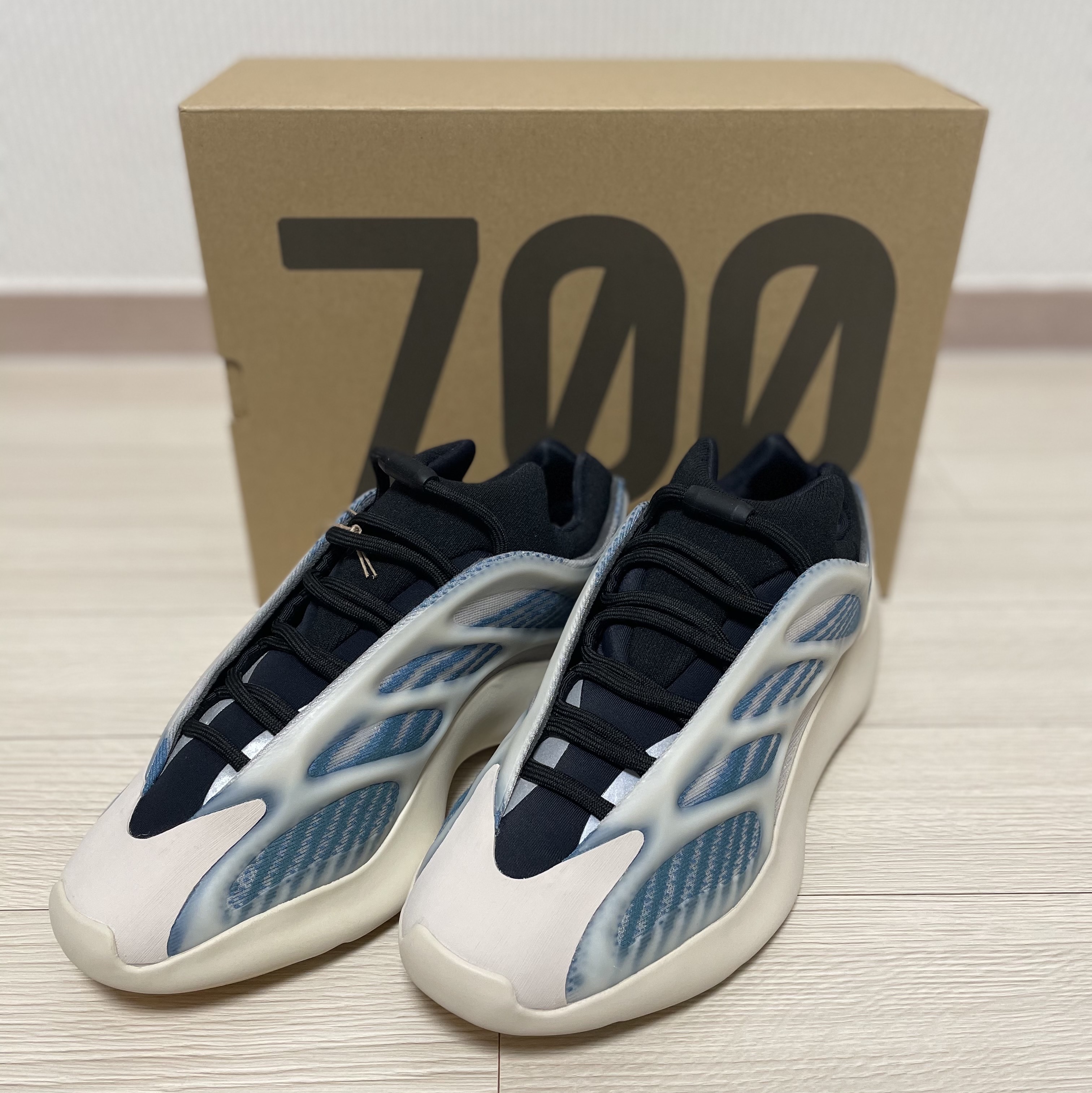 Adidas Yeezy 700 V3 Kyanite 착용 스타일 - 2