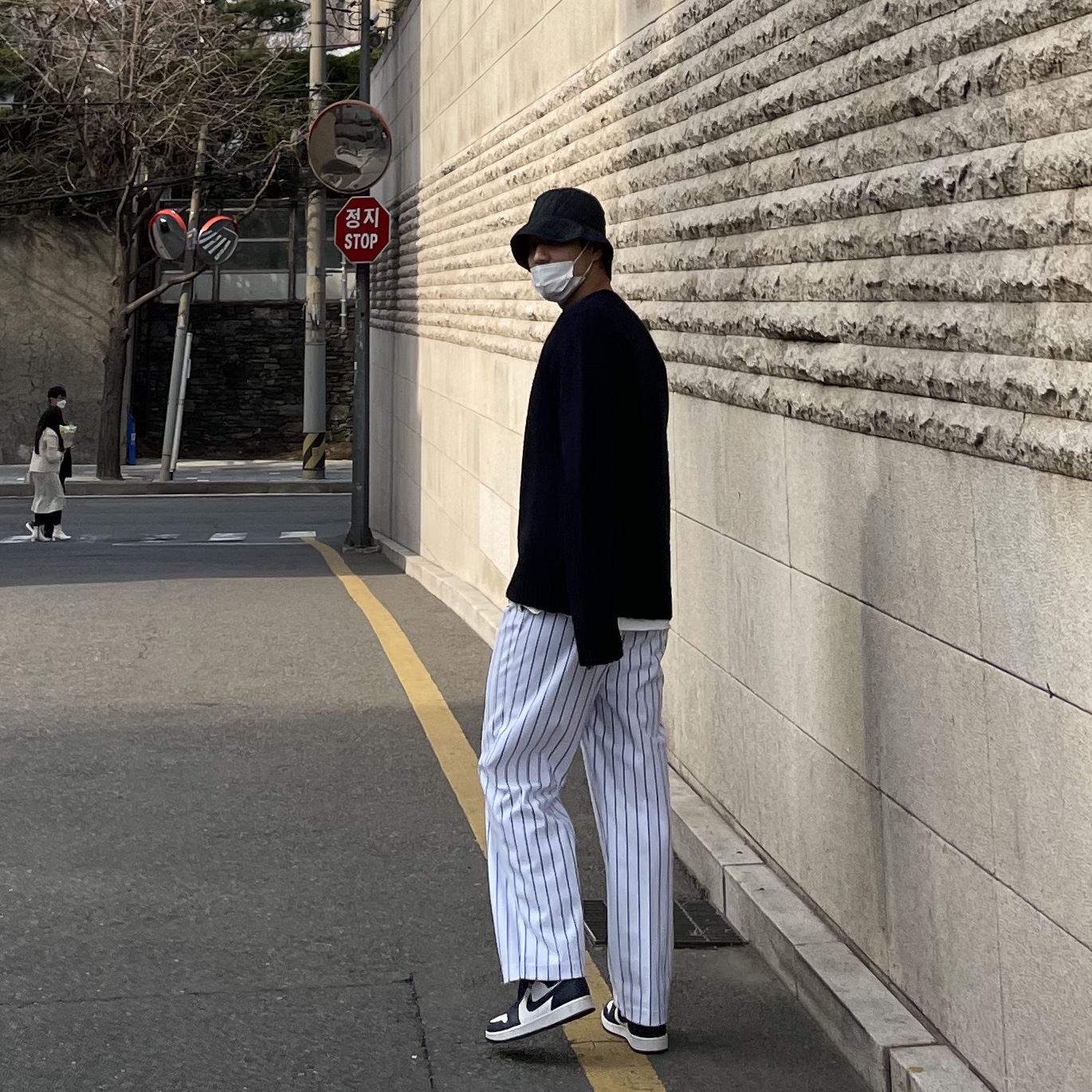 Jordan 1 Mid White Metallic Gold Obsidian 착용 스타일